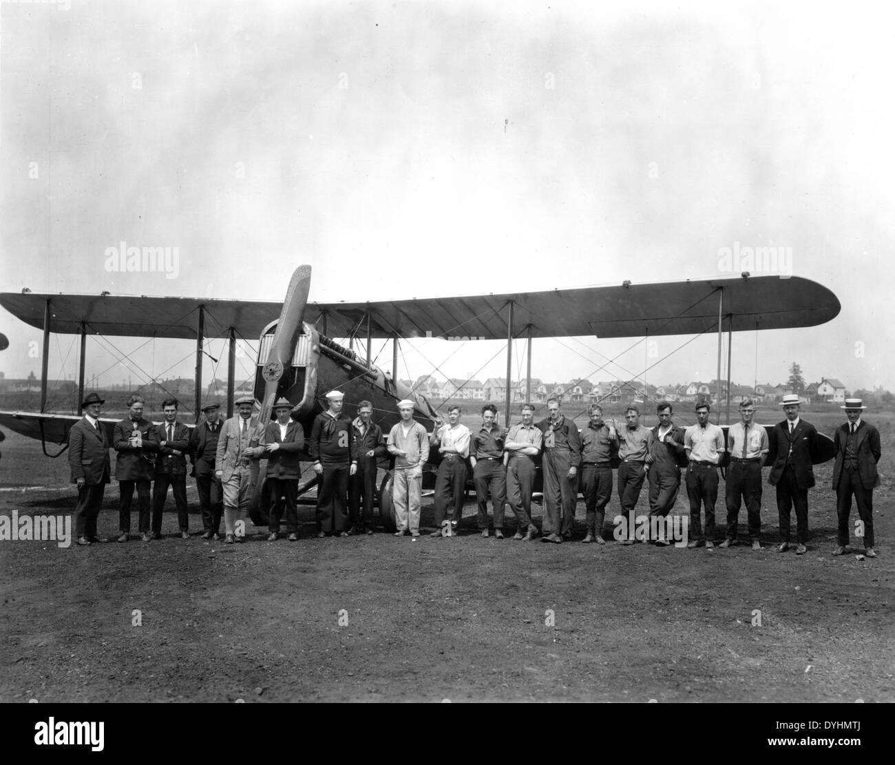 SO wird BEISPIELSWEISE Leonhardt, ein einflussreicher Flieger, auf Martin Field mit einer Gruppe von Luftfahrtbegeisterten vor einem Doppeldecker abgebildet. Dieses Bild ist Teil der Special Collection und zeigt Leonhardts Beiträge zur frühen amerikanischen Luftfahrt. Stockfoto