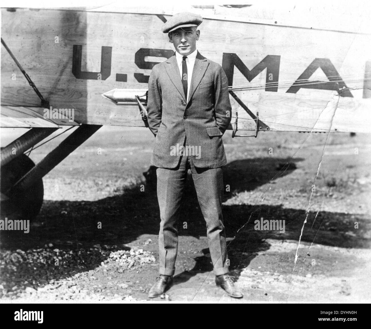 SO wird BEISPIELSWEISE Leonhardt, ein Pionier der Luftfahrt, in diesem Bild vor einem Flugzeug der US-Post aufgenommen. Dieses Foto stammt wahrscheinlich aus den frühen 1920er Jahren und spiegelt die Verwendung von Flugzeugen für den Posttransport während dieser Zeit wider. Stockfoto