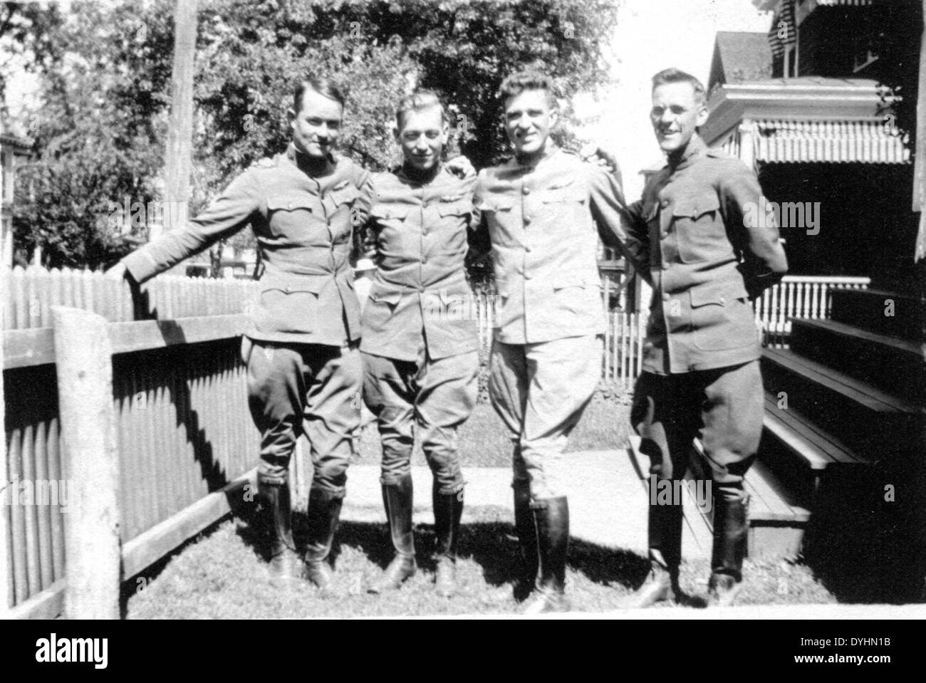 Z. B. Leonhardt besondere Sammlung Foto Leonhardt und 3 andere Männer in Uniform vor Wohngebiet Stockfoto