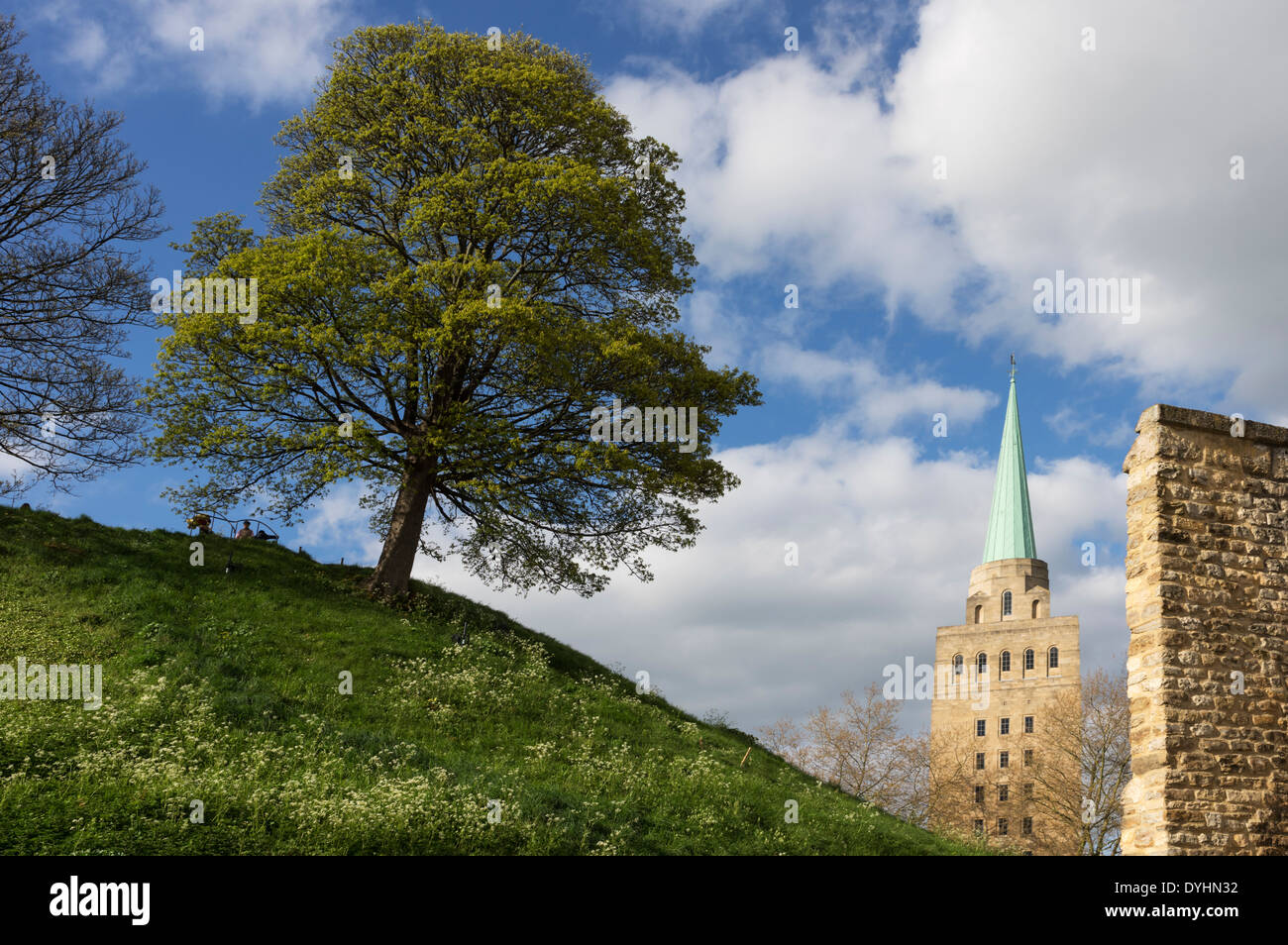 Die Schloss-Hügel im Stadtzentrum von Oxford mit dem Turm des Nuffield College im Hintergrund Stockfoto