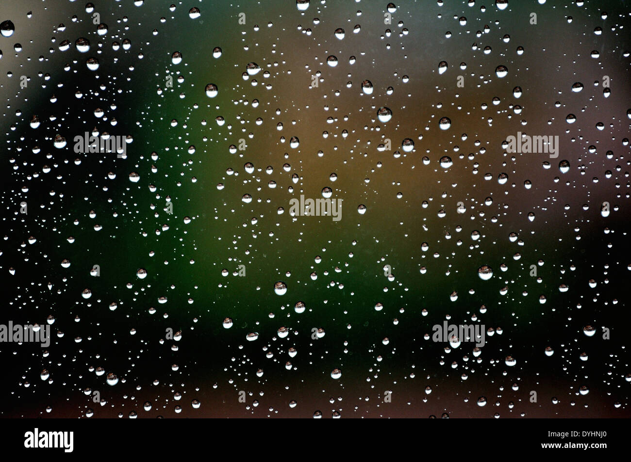 Regentropfen auf ein Glas mit farbigen Hintergrund Stockfoto