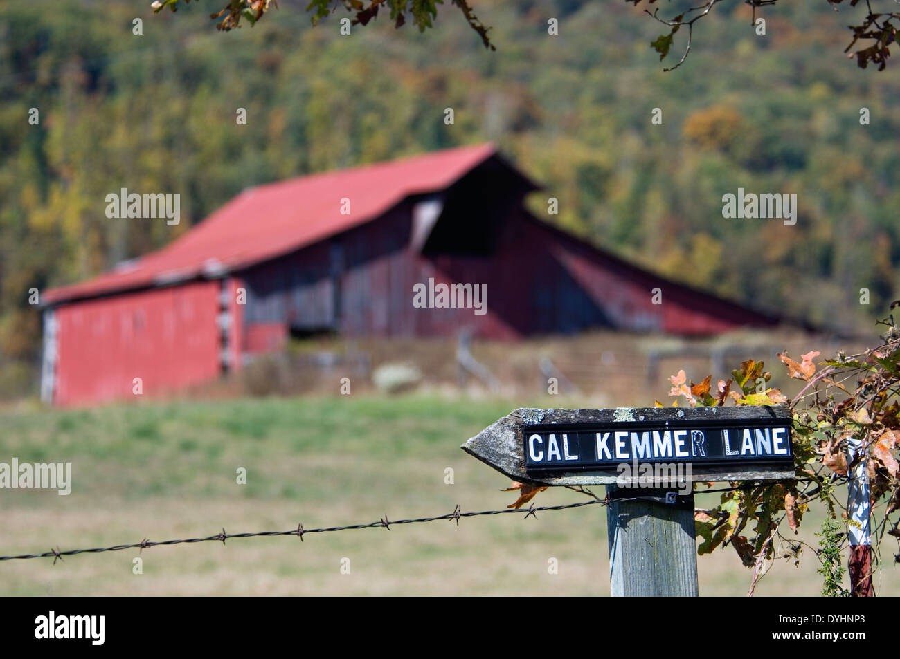 Altes Schild mit roten Scheune hinter in grasbewachsenen Bucht im Cumberland County, Tennessee Stockfoto