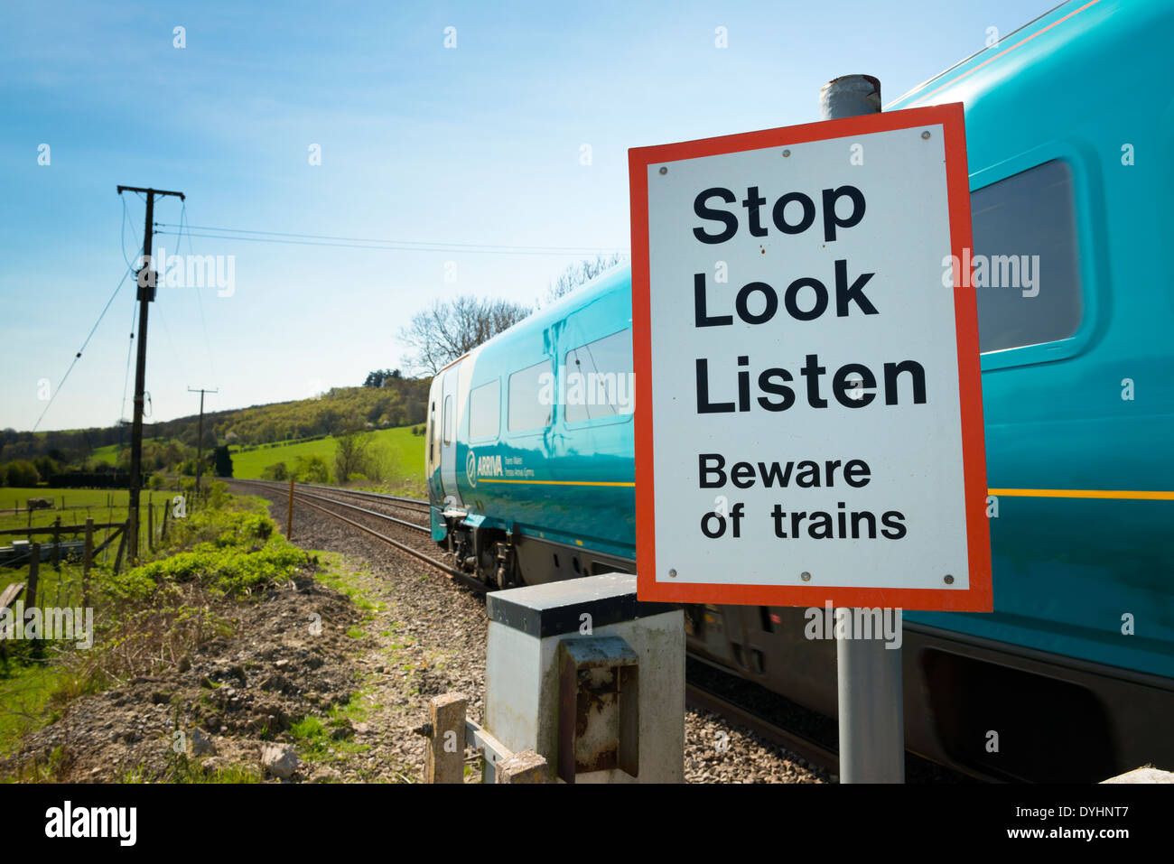 Ein Zug vorbeifährt eine ländlichen Bauernhof-Kreuzung in Shropshire Dorf von Stokesay, England, 15. April 2014. Stockfoto