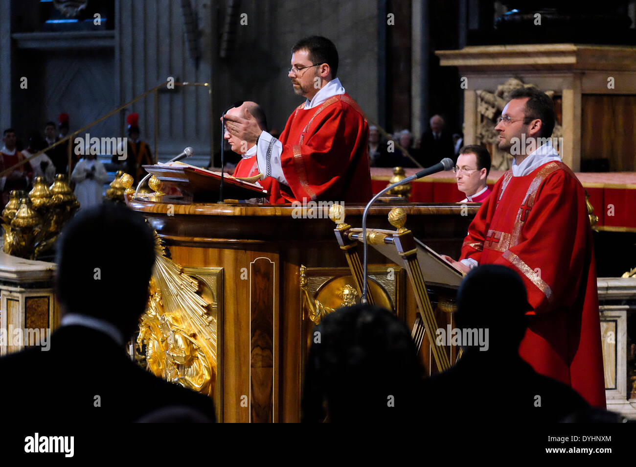 Rom, Italien. 18. April 2014Holy Masse von der Passion Christi – 18. April 2014 Credit: wirklich einfach Star/Alamy Live-Nachrichten Stockfoto