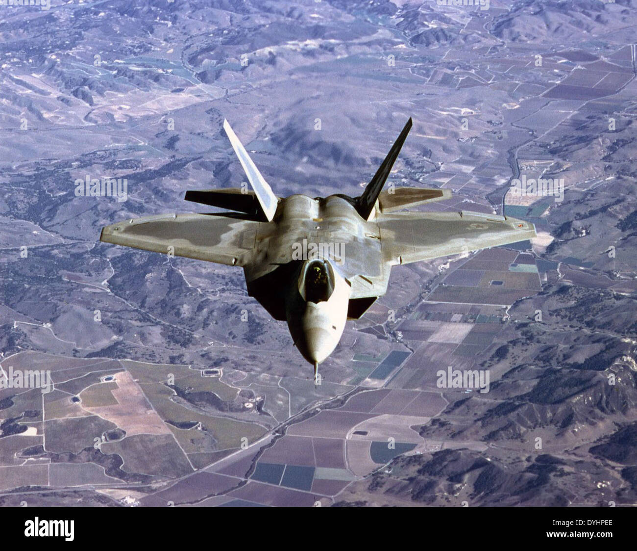 Die Lockheed-Martin F-22 Raptor ist ein Kampfflugzeug der fünften Generation, das für die US Air Force entwickelt wurde. Er verfügt über fortschrittliche Tarnfunktionen und ist für Luftüberlegenheit, Aufklärung und Präzisionsangriffe in modernen Kampfumgebungen konzipiert. Stockfoto