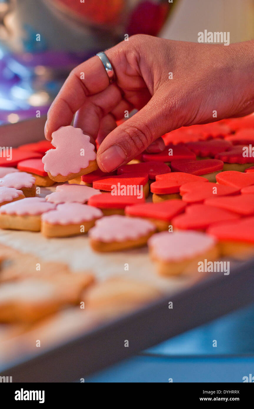 Hand mit herzförmigen Cookie Stockfoto