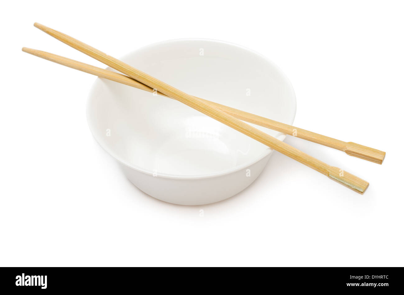 Leere Schüssel mit Kreuz Stäbchen isoliert auf weißem Hintergrund Stockfoto