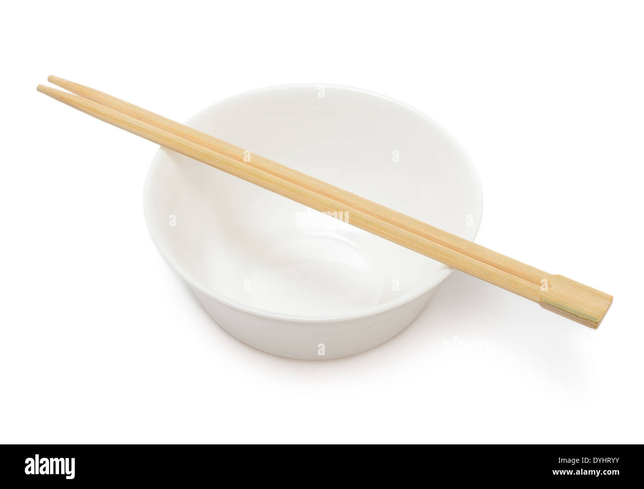 Leere Schüssel mit Stäbchen isoliert auf weißem Hintergrund Stockfoto