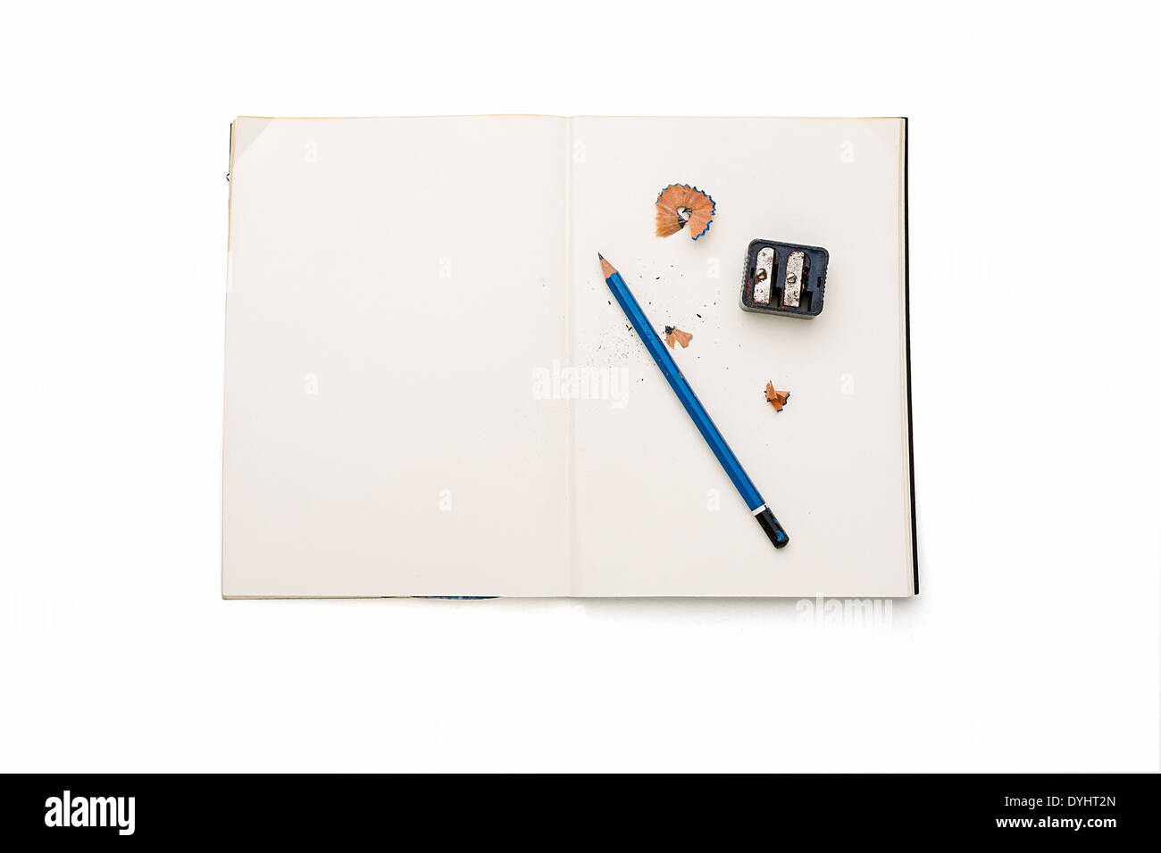 Öffnen Sie leeres Tagebuch mit Bleistift, Spitzer und Bleistift Späne, isoliert auf weiss. Stockfoto