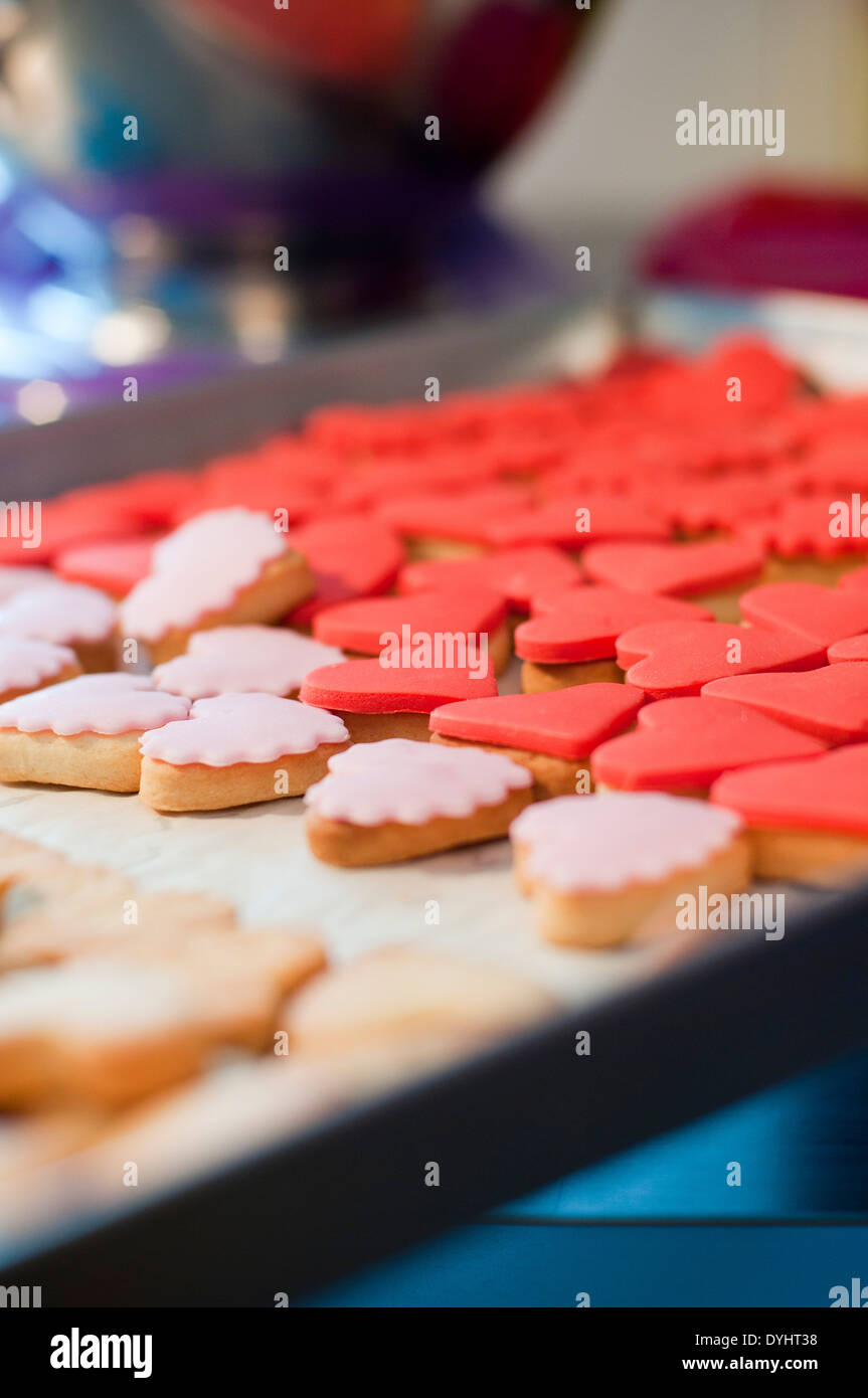 Heart-Shaped Cookies auf Backblech Stockfoto