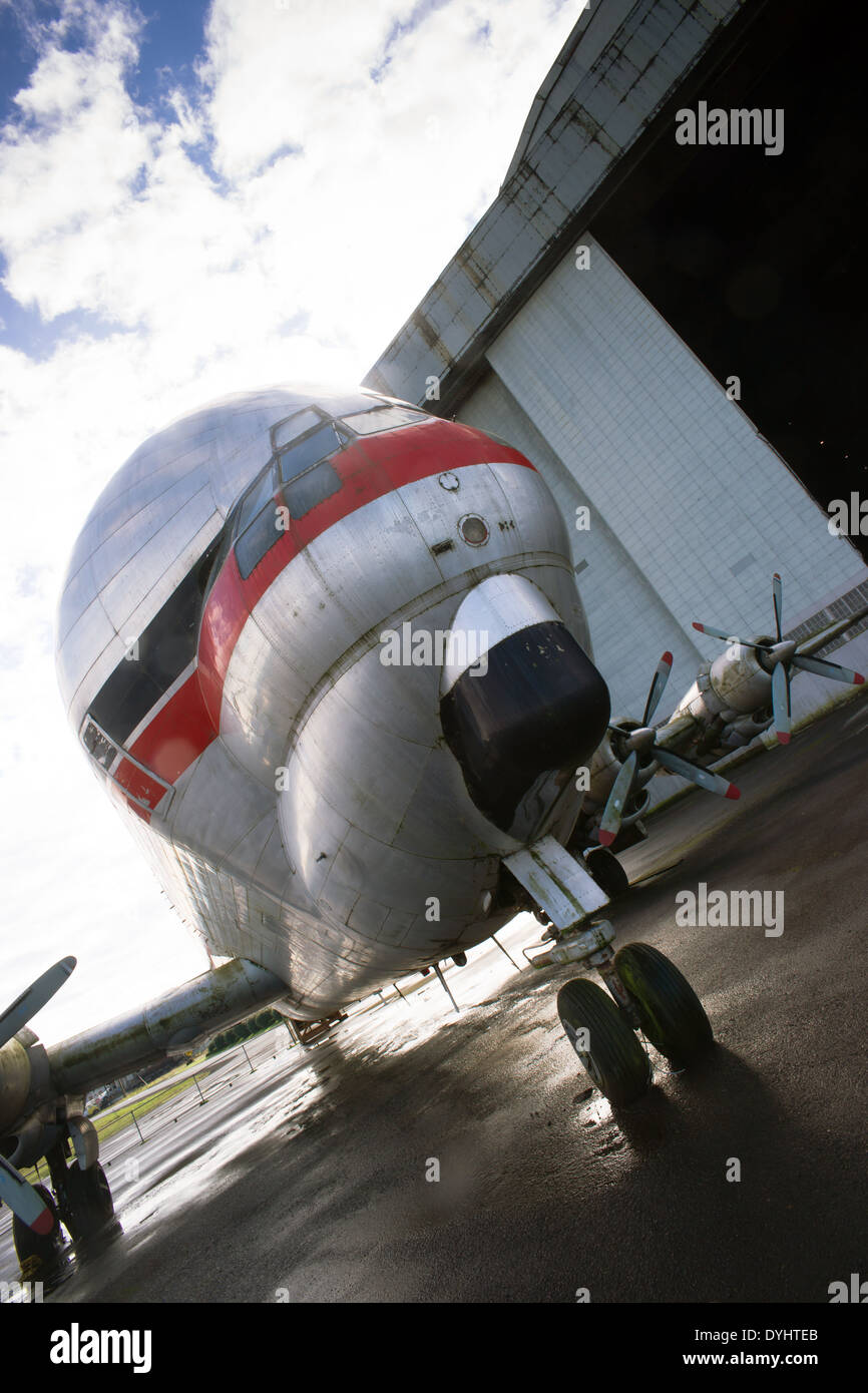 Eine ungewöhnliche Vintage Aiplane rollt aus Flughafen hangar Stockfoto