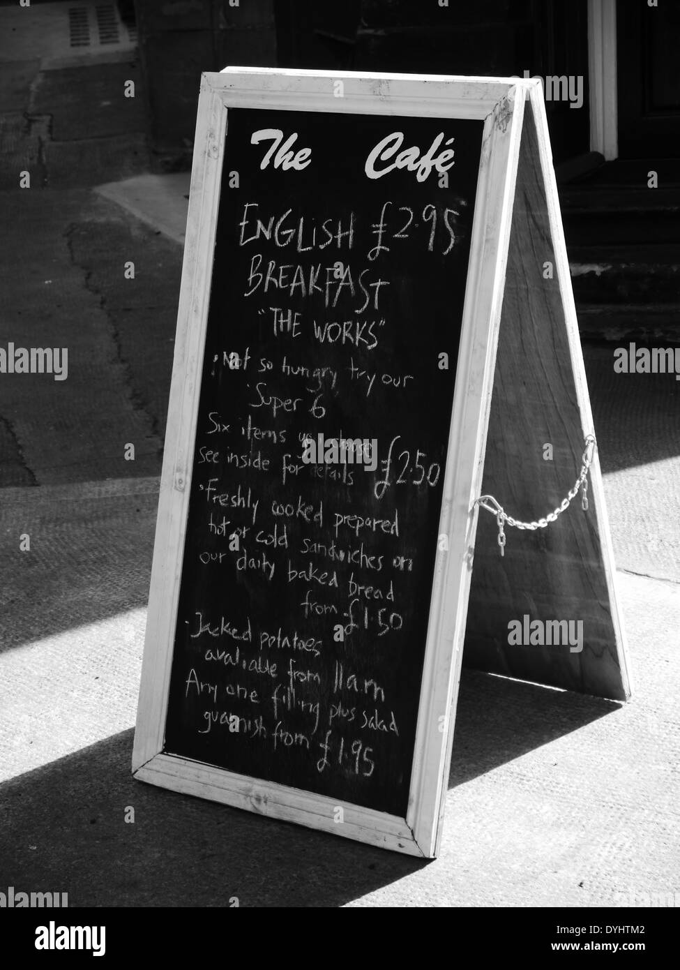 Sandwich-Board / Kreide Frühstück Menü Zeichen außerhalb der Café, Queen Street, Kai, Newcastle Upon Tyne, UK. Monochrom Stockfoto