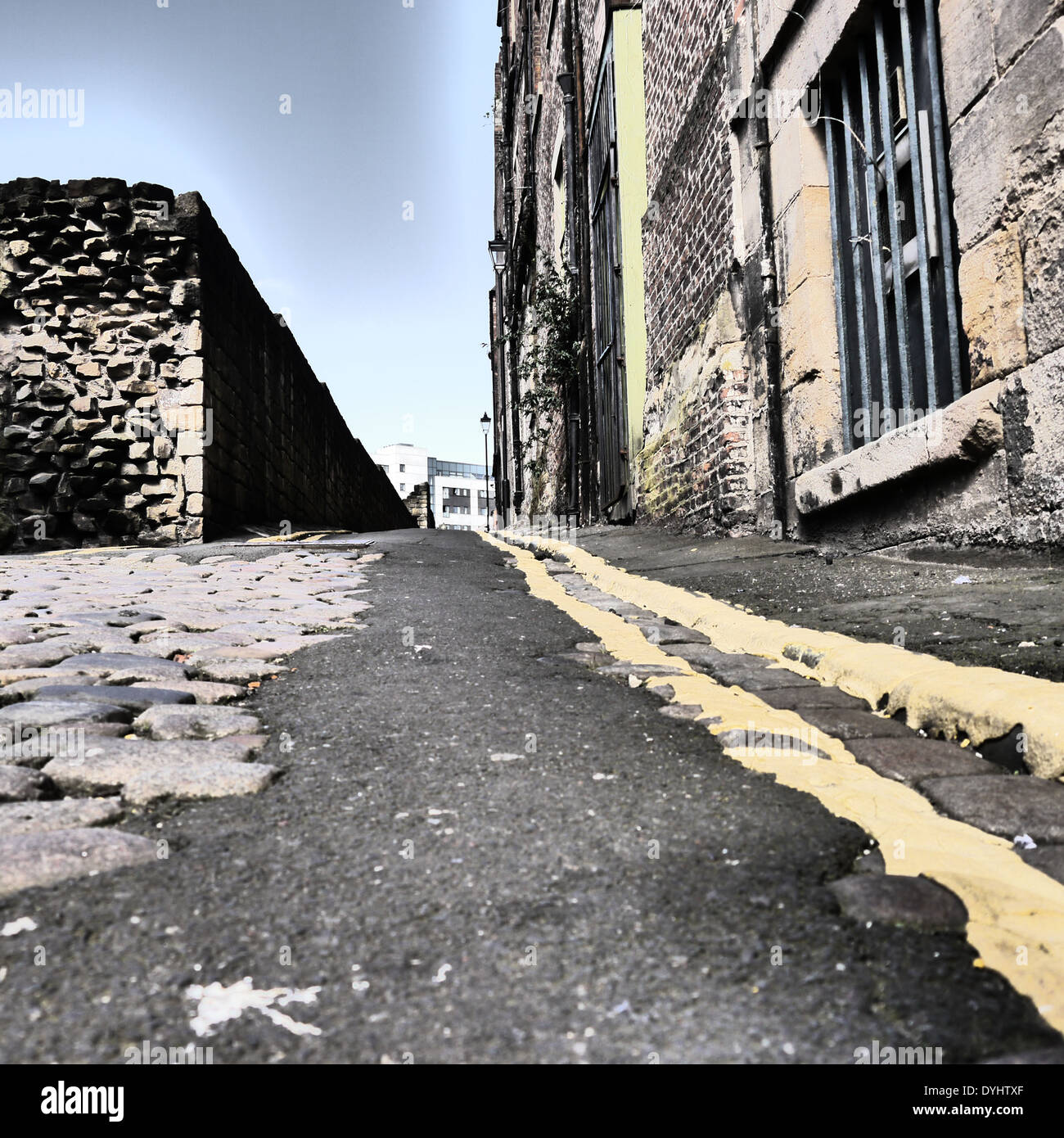 Kreativ / künstlerische fotografische Bild der Stadtmauer (teilweise), zurück, Lane und alten Steinhäusern, Newcastle Upon Tyne, Großbritannien Stockfoto