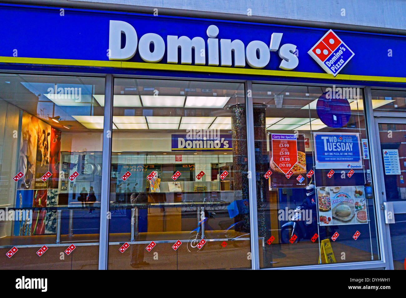 Fassade des Dominos Pizza, Zentral-London, England, Vereinigtes Königreich Stockfoto