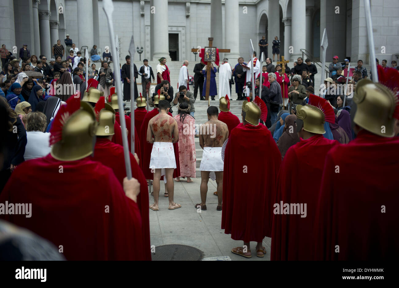 Los Angeles, Kalifornien, USA. 18. April 2014. Schauspieler während der Re-Inszenierung der Kreuzigung Jesu Christi am Karfreitag in der Karwoche in unserer lieben Frau Königin der Engel Kirche La Placita in Los Angeles, Kalifornien, Freitag, 18 April, 2013.ARMANDO ARORIZO Credit: Armando Arorizo/Prensa Internacional/ZUMAPRESS.com/Alamy Live News Stockfoto