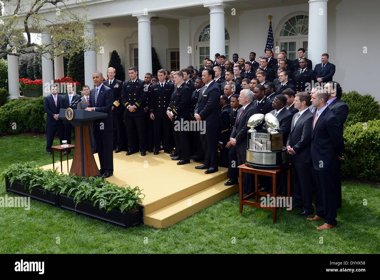 US Präsident Barack Obama gratuliert der US Naval Academy-Fußball-Nationalmannschaft im Rahmen einer Veranstaltung auf dem South Lawn des weißen Hauses 18. April 2014 in Washington, D.C. Der Präsident hat die Navy Midshipmen mit der Commander-in-Chief, Trophy an das Department of Defense Academy Team mit den meisten Siegen gegen seine Rivalen Service geht vorgestellt. Stockfoto