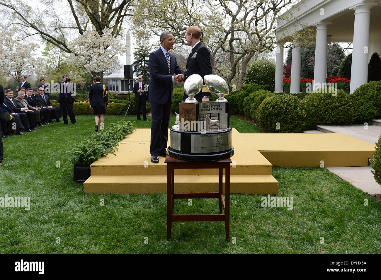 US Präsident Barack Obama gratuliert Vice Admiral Michael H. Miller, Superintendent des United States Naval Academy im Rahmen einer Veranstaltung auf dem South Lawn des weißen Hauses 18. April 2014 in Washington, D.C. Der Präsident hat die Navy Midshipmen mit der Commander-in-Chief, Trophy an das Department of Defense Academy Team mit den meisten Siegen gegen seine Rivalen Service geht vorgestellt. Stockfoto