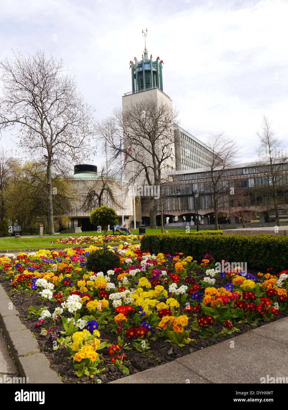 Newcastle nach Tyne Civic Centre, Barras Brücke, Newcastle mit Vordergrund Blütenpracht Stockfoto