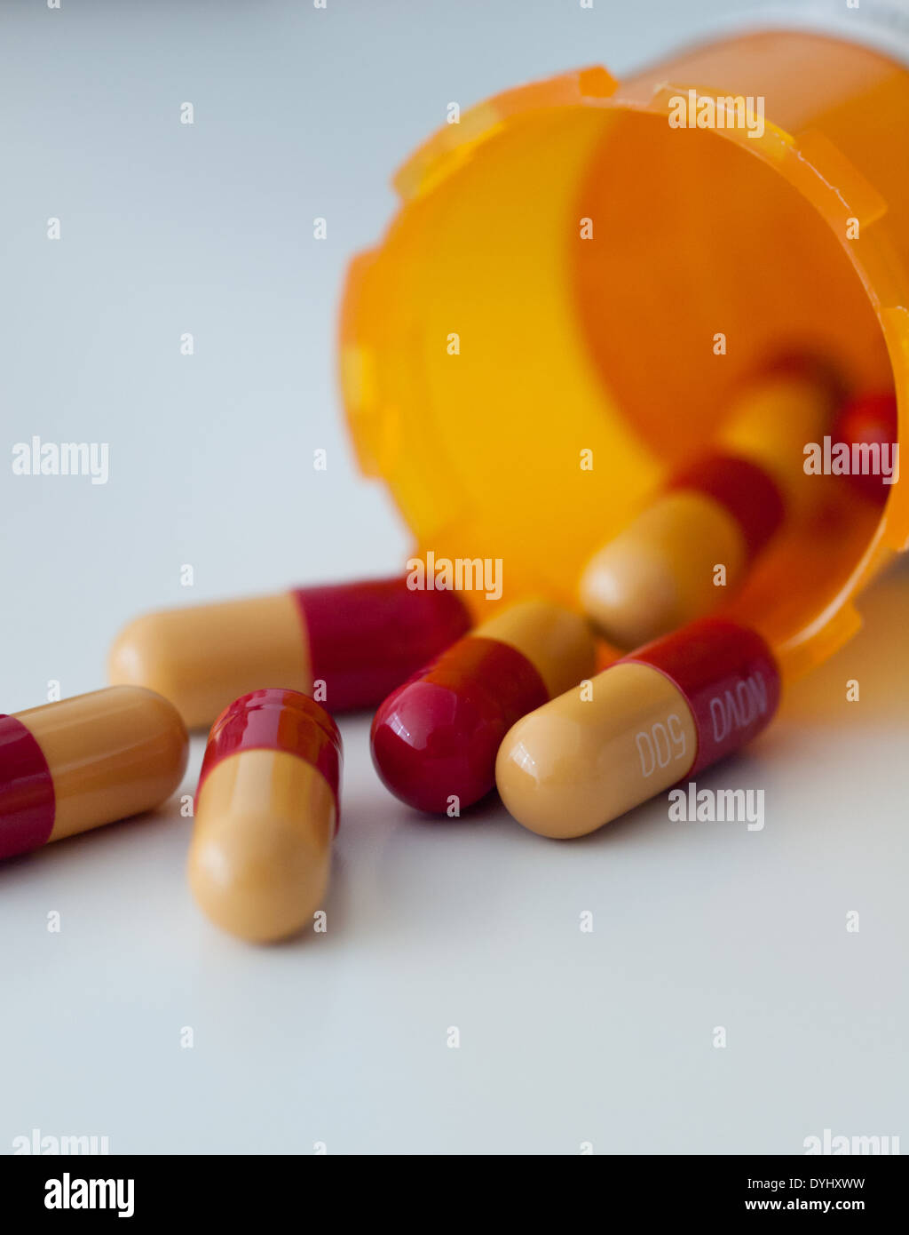 Amoxicillin 500mg-Kapseln, ein häufig verschriebene Antibiotikum zur Behandlung bakterieller Infektionen. Stockfoto