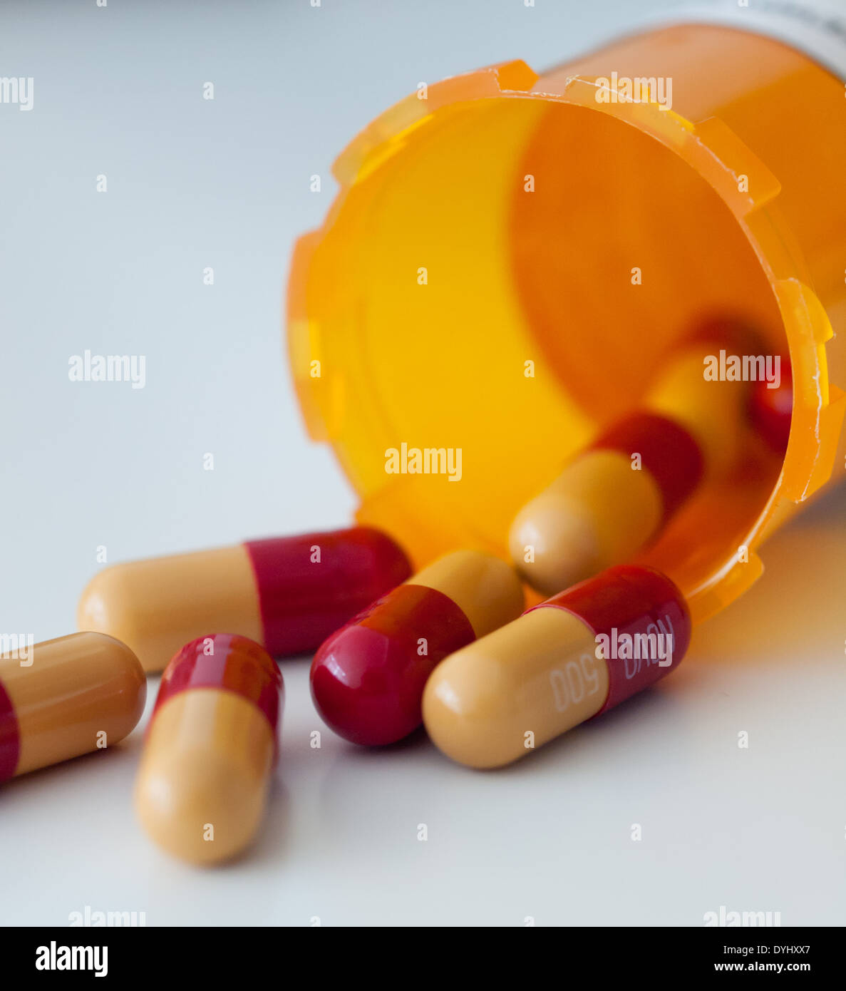 Amoxicillin 500mg-Kapseln, ein häufig verschriebene Antibiotikum zur Behandlung bakterieller Infektionen. Stockfoto