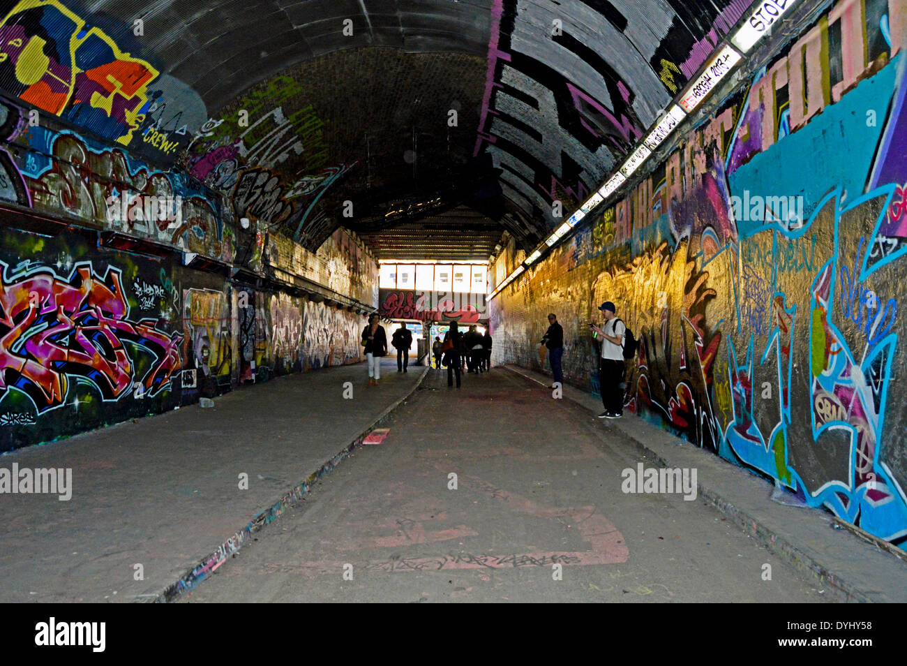 Leake Street, auch bekannt als die "Banksy Tunnel" oder "Graffiti Tunnel", Waterloo, London, England, UK Stockfoto