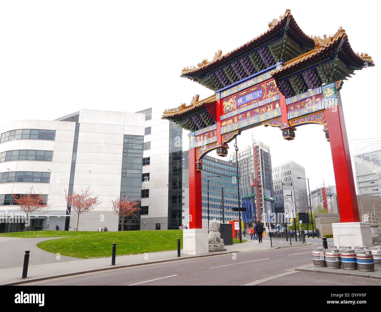 Chinesischer Bogen, Chinatown, Gallowgate / St. Andrew Street, Newcastle Upon Tyne, England, UK - Farbe Stockfoto