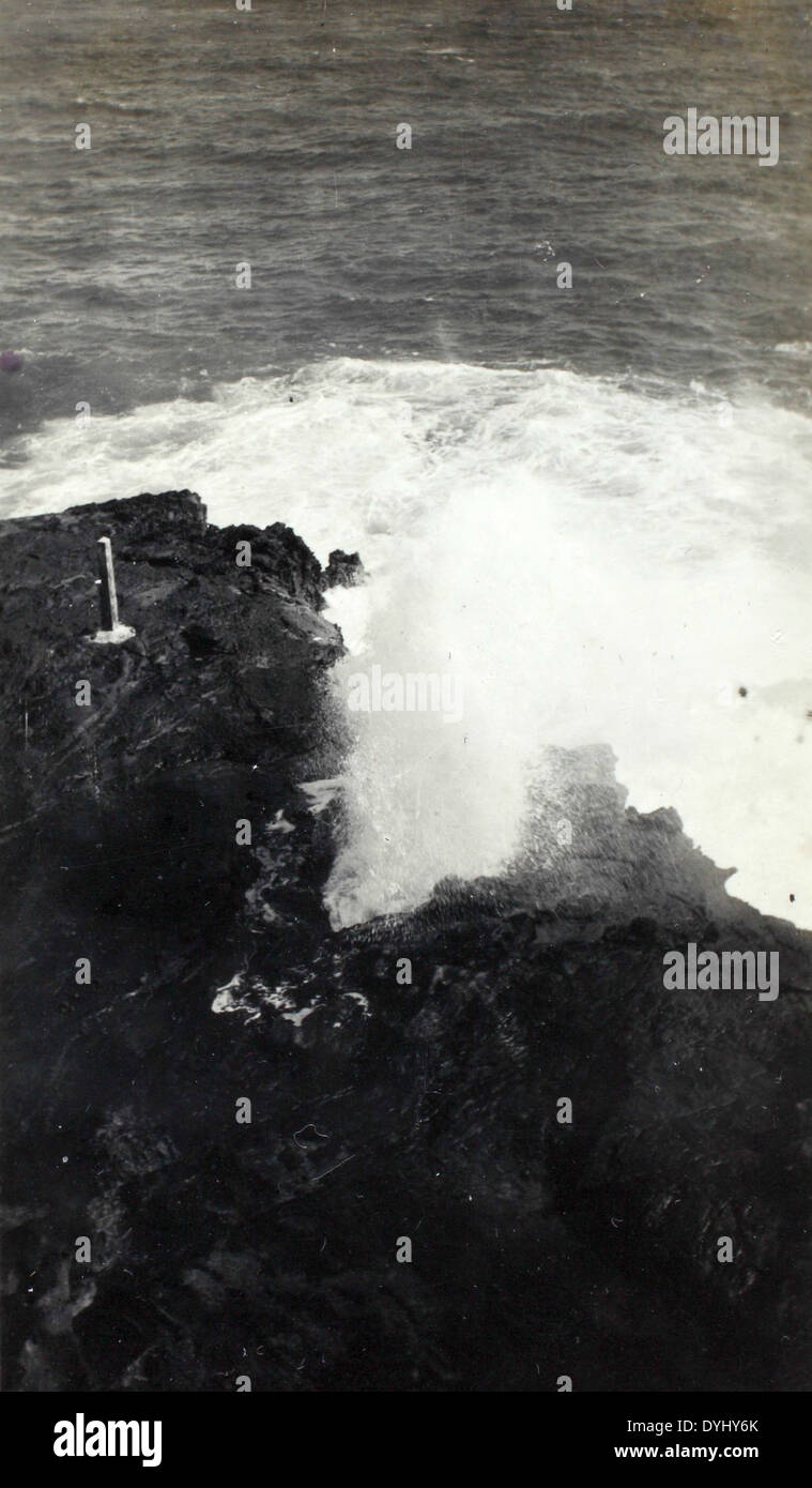 Der Consolidated PB4Y-2 Privateer of Patrol Squadron 106 (VP-106) wird über der wunderschönen Landschaft von Oahu, Hawaii, dargestellt. Dieses Flugzeug war ein wichtiger Teil der Aufklärung der US Navy und des U-Boot-Gefechts während des Zweiten Weltkriegs. Das Foto zeigt die PB4Y, die über Hanauma Bay und Halona Blowhole fliegt. Stockfoto