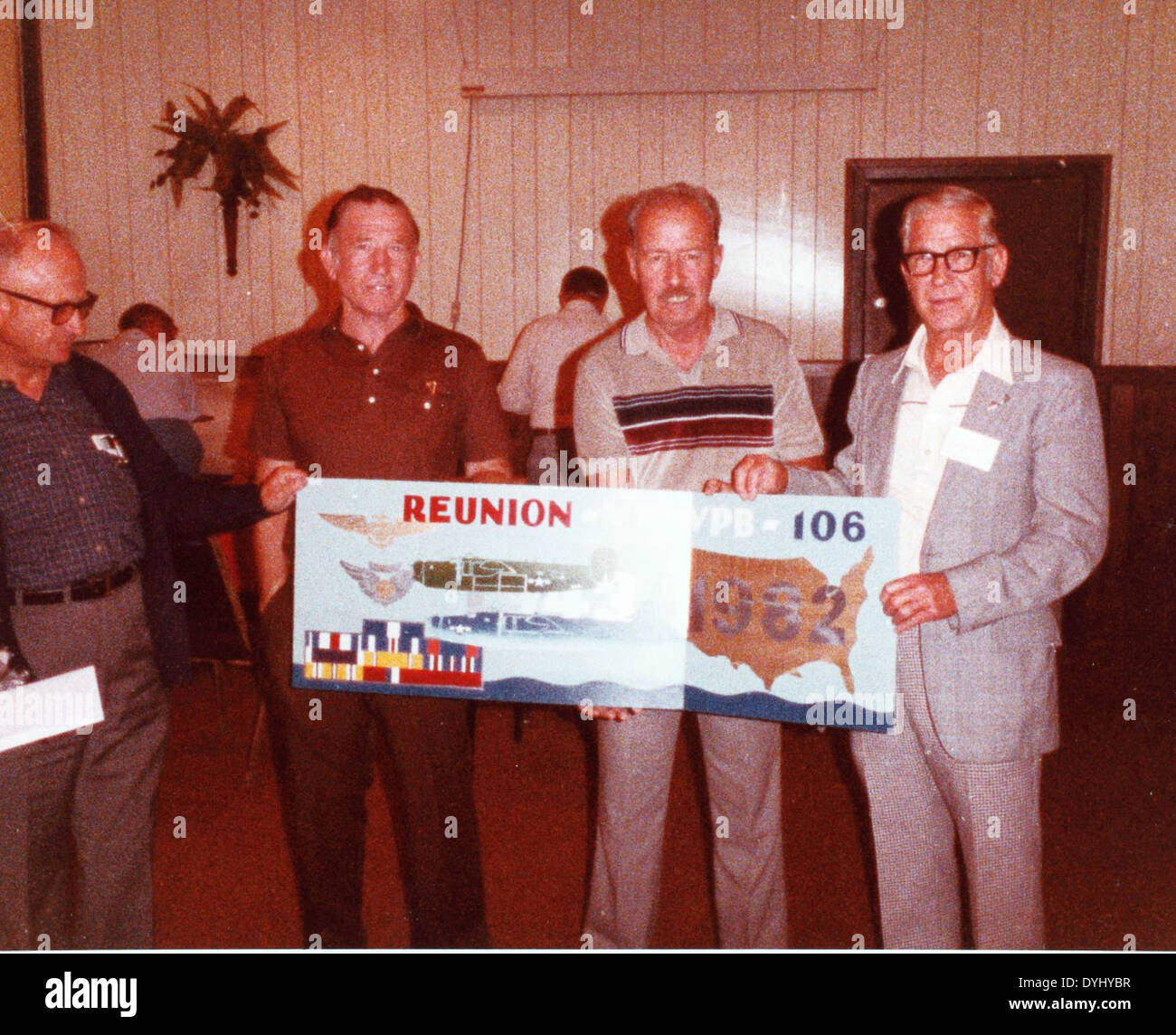 Die Consolidated PB4Y-2 Privateer, wie auf diesem Bild zu sehen, war ein Langstreckenpatrouillenbomber, der von der US Navy während des Zweiten Weltkriegs eingesetzt wurde. Dieses Flugzeug war Teil der Patrol Squadron 106 (VP-106) und wurde für U-Boot-Kriegsführung und Aufklärungsmissionen im Pazifik eingesetzt. Die PB4Y-2 spielte eine entscheidende Rolle bei der Niederlage der feindlichen Truppen während des Krieges. Stockfoto