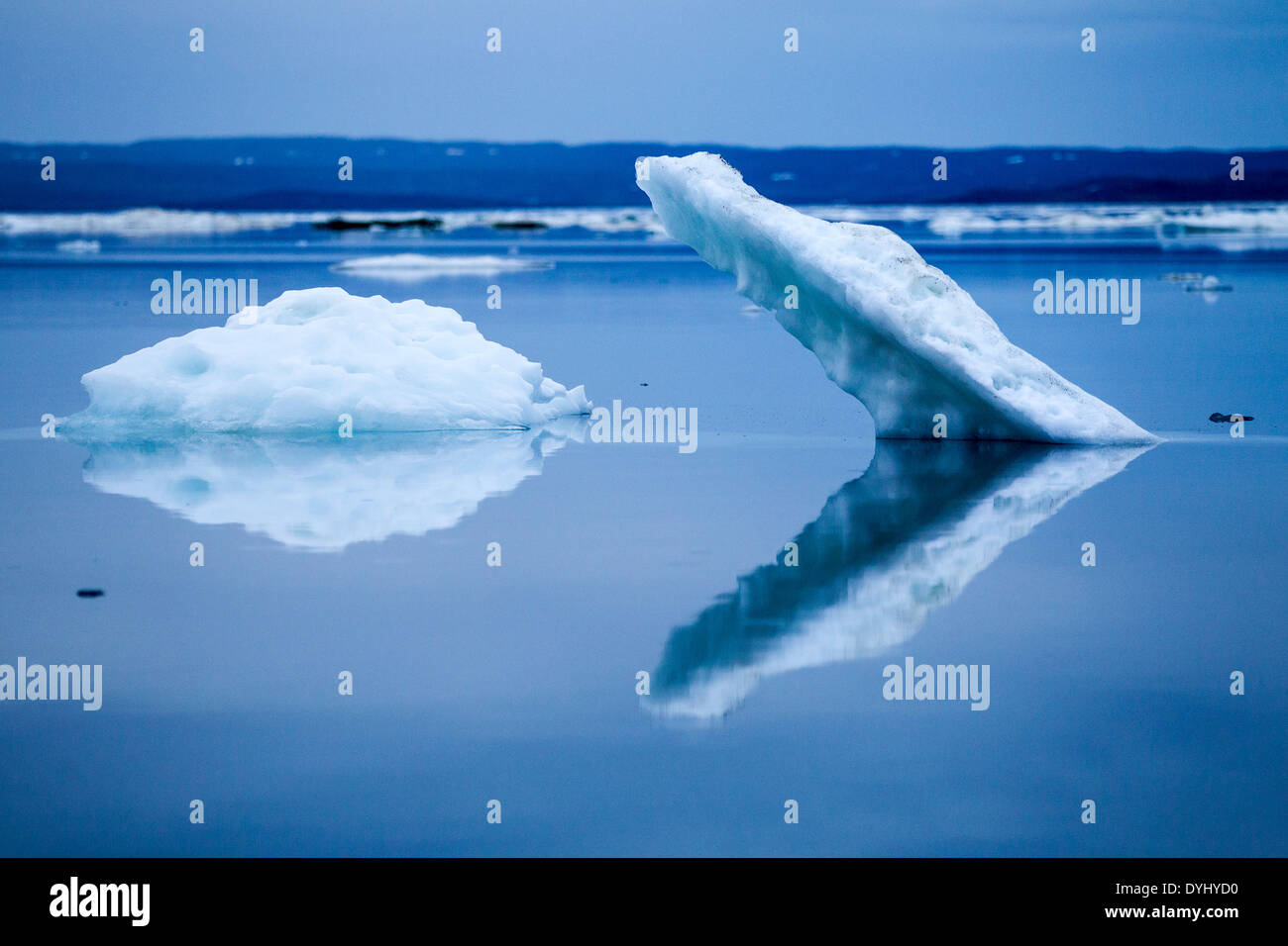 Kanada, Territorium Nunavut, schmelzende Eisberge spiegelt sich in gefrorene Meerenge Polarkreis bei Sonnenuntergang Stockfoto