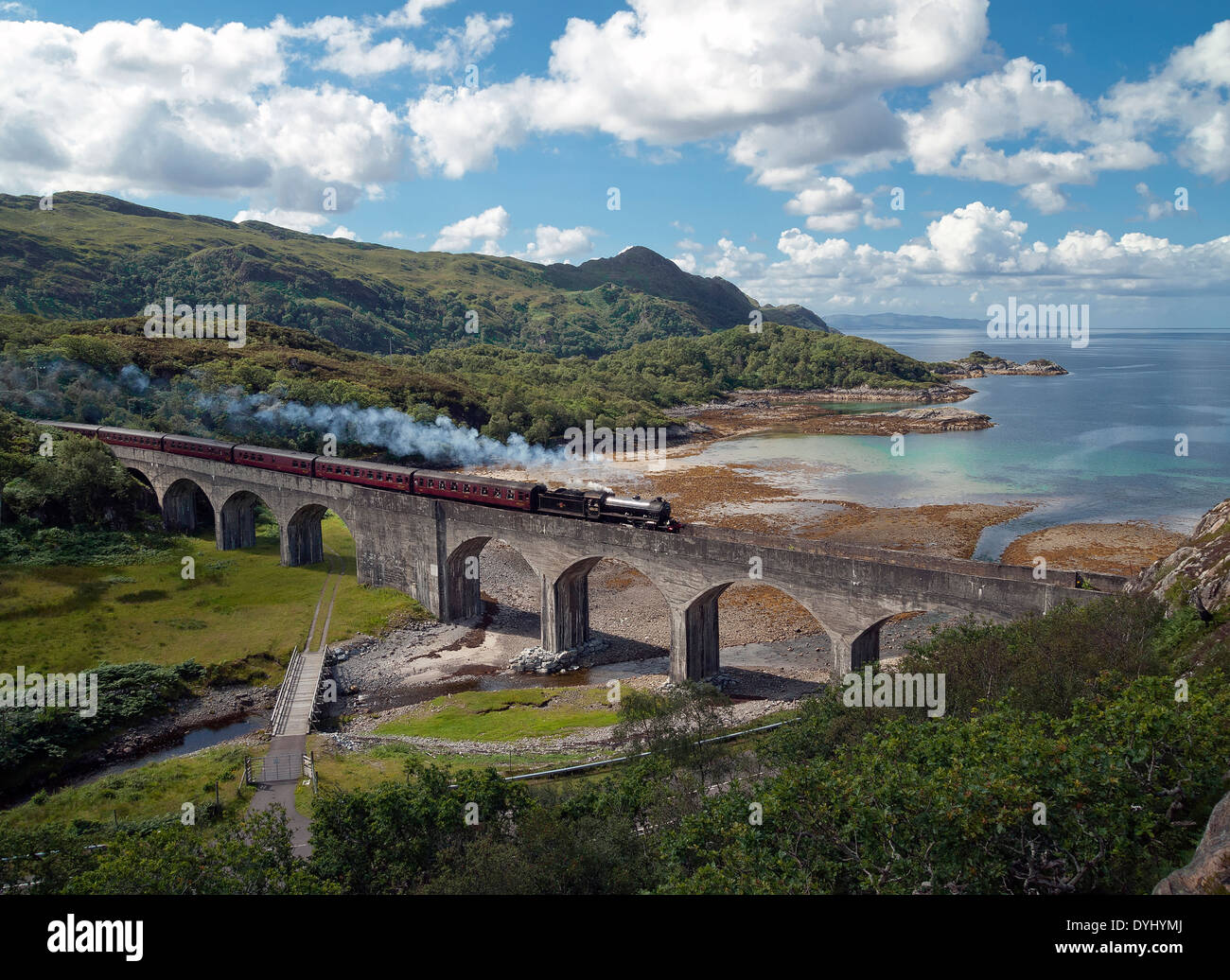 der Jacobite Dampfzug das Glen-Mama-Viadukt überquert Stockfoto