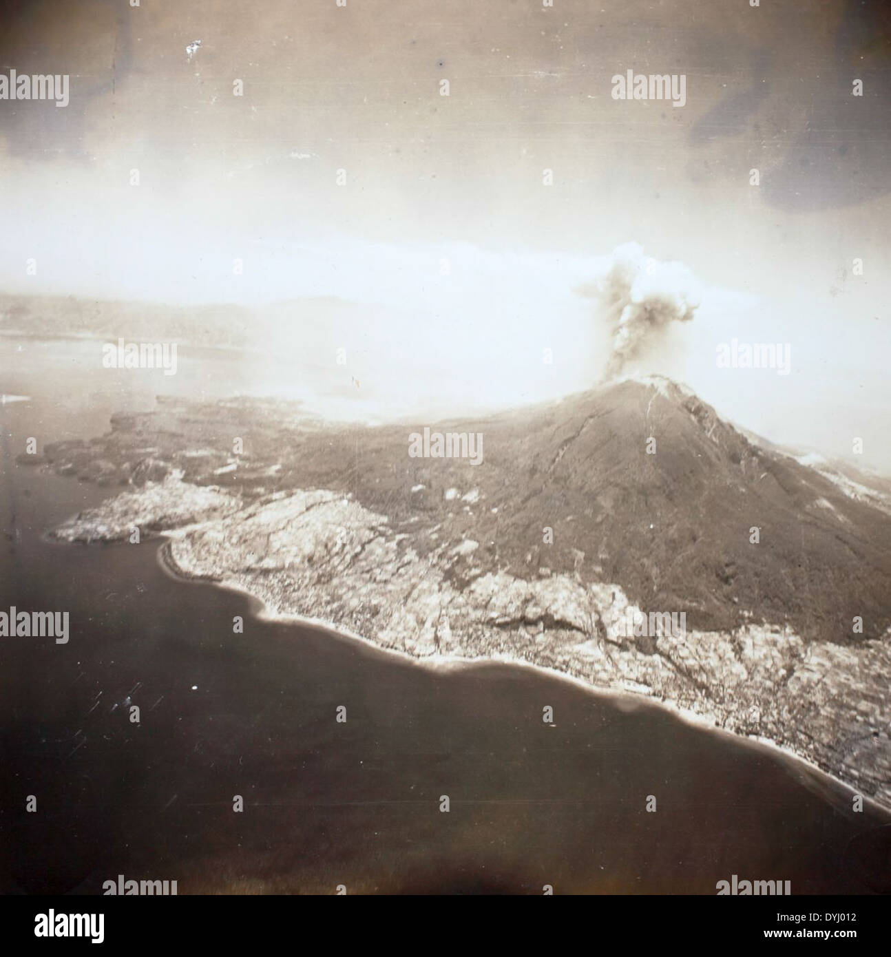 Charles Daniels' Album enthält Bilder eines aktiven Vulkans im Süden von Honshu, Japan, die während des Zweiten Weltkriegs aufgenommen wurden. Diese Fotos dokumentieren sowohl die geologischen als auch die Kriegsbedingungen in der Region. Stockfoto