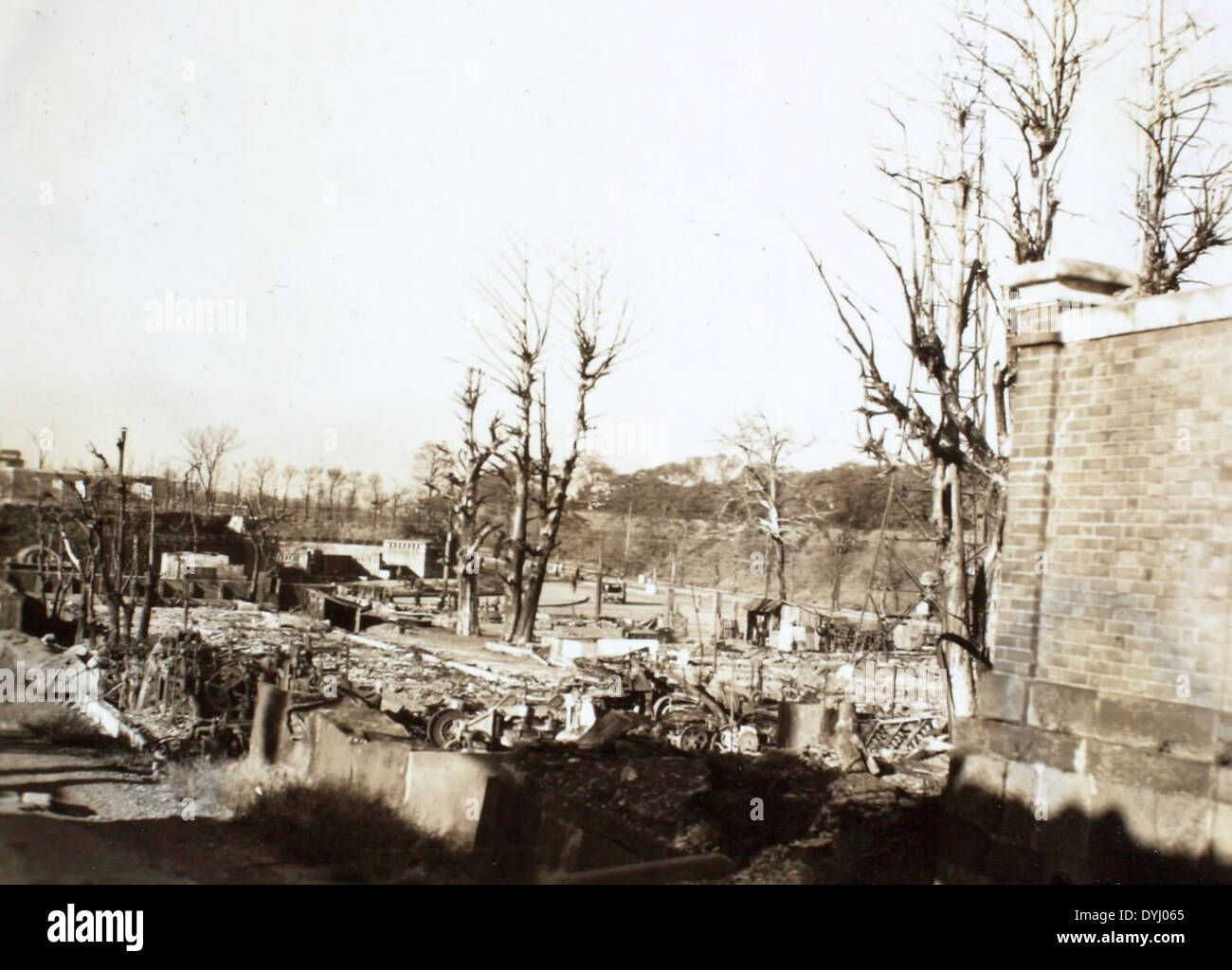 Dieses Bild aus der Charles Daniels-Sammlung zeigt eine Szene in Japan während des Zweiten Weltkriegs Daniels war während des Krieges Teil des US-Militärs und hielt Momente von bedeutendem historischem Wert fest. Stockfoto