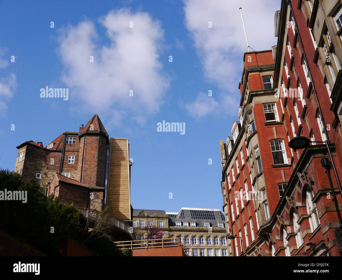 Historische Black Gate mit Milburn Haus im Vordergrund, Seite, Newcastle Upon Tyne, England, UK. Stockfoto