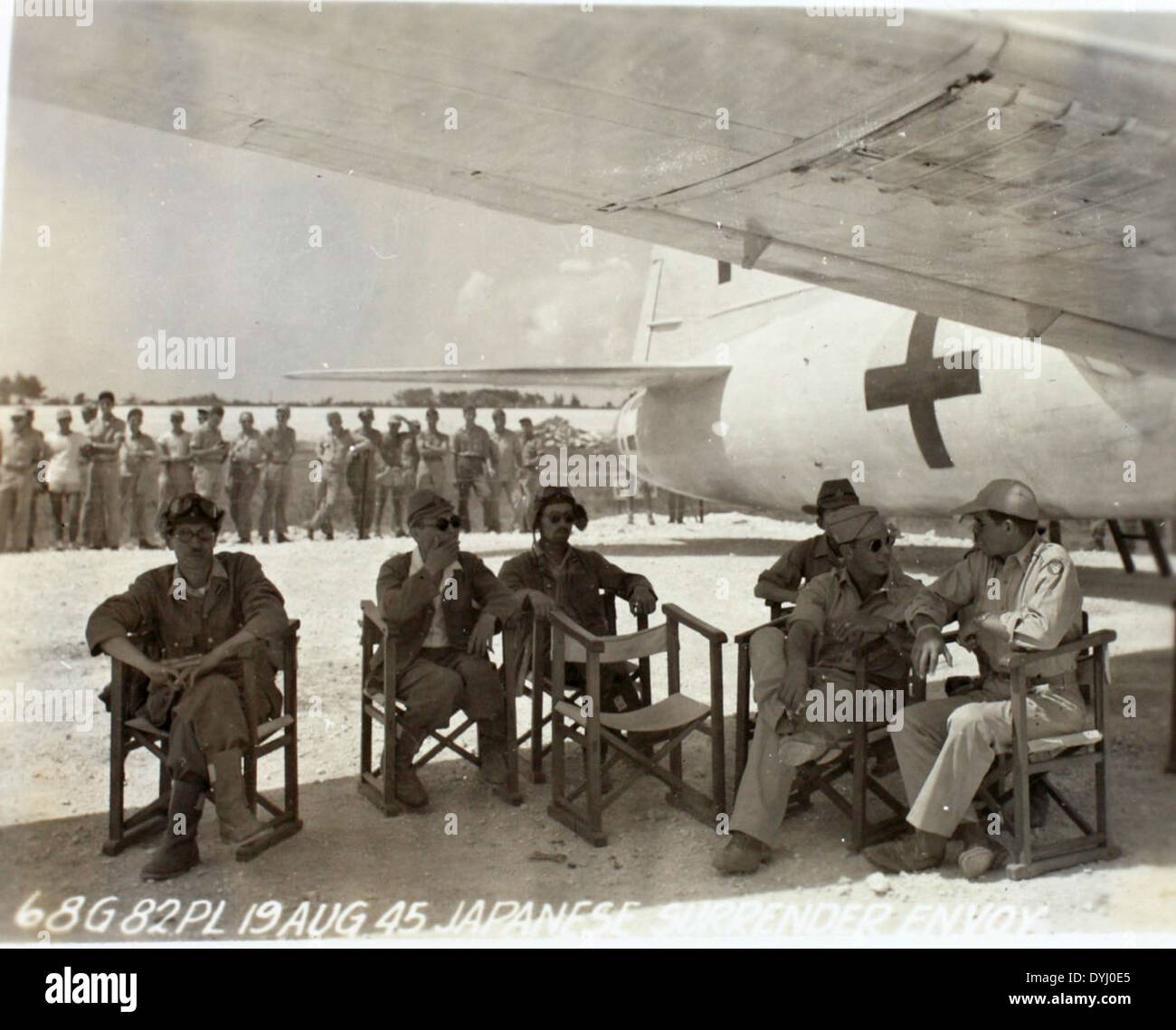 Charles Daniels' Album enthält bemerkenswerte Fotos vom Ende des Zweiten Weltkriegs, darunter den japanischen Mitsubishi G4M 'Betty' Bomber. Diese Bilder erfassen den Kapitulationskonvoi bei IE Shima und geben einen Einblick in die letzten Phasen der Pazifikkampagne und zeigen die militärische Luftfahrt, die im Krieg eingesetzt wurde. Stockfoto