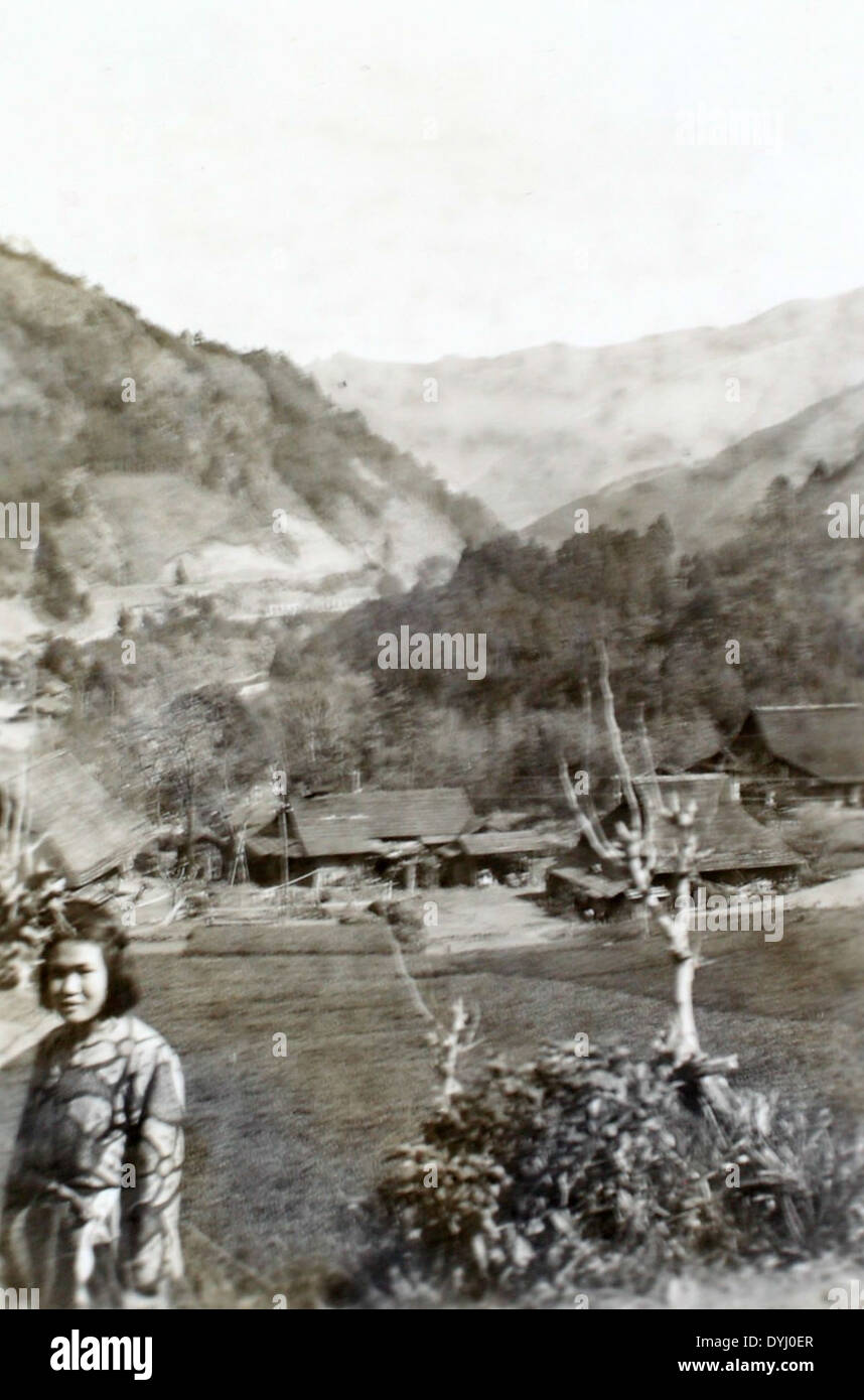 Dieses Foto aus dem Charles Daniels Album zeigt Menschen aus Honshu, Japan, während des Zweiten Weltkriegs. Es bietet eine Momentaufnahme des Lebens während des Krieges und zeigt die Interaktion zwischen Militärpersonal und Zivilisten in Japan. Stockfoto