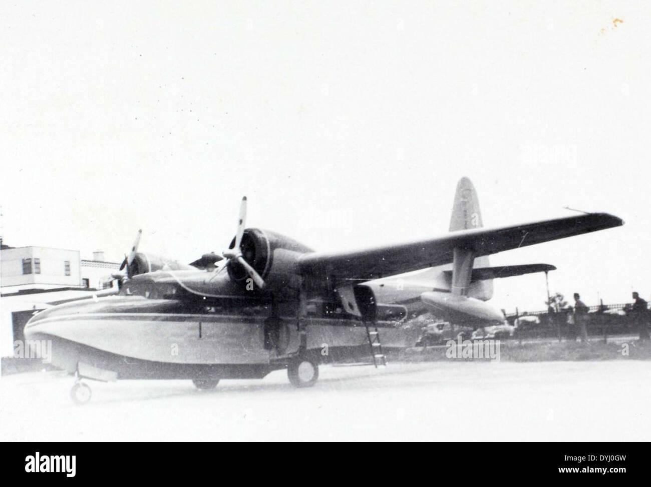 Dieses Bild aus Charles Daniels' Sammlung zeigt das Grumman Mallard G-73 Flugboot am Allegheny County Airport und zeigt seine Rolle in der Luftfahrt während des Zweiten Weltkriegs. Stockfoto