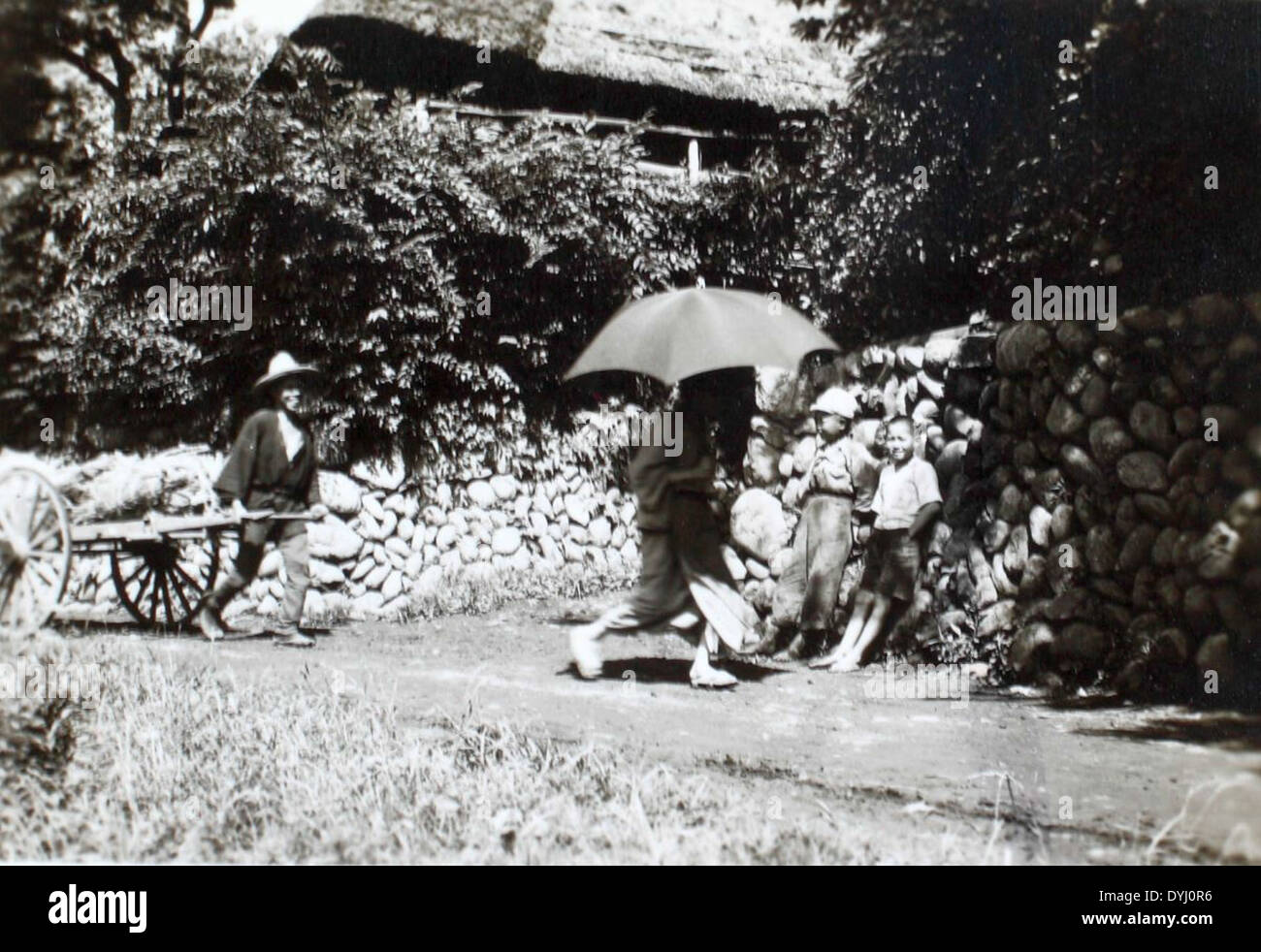 Dieses Bild aus dem Album Charles Daniels zeigt japanische Staatsbürger während des Zweiten Weltkriegs. Das Foto gibt Einblicke in die zivilen Auswirkungen des Krieges in Japan und konzentriert sich auf Individuen während dieser turbulenten Periode. Stockfoto