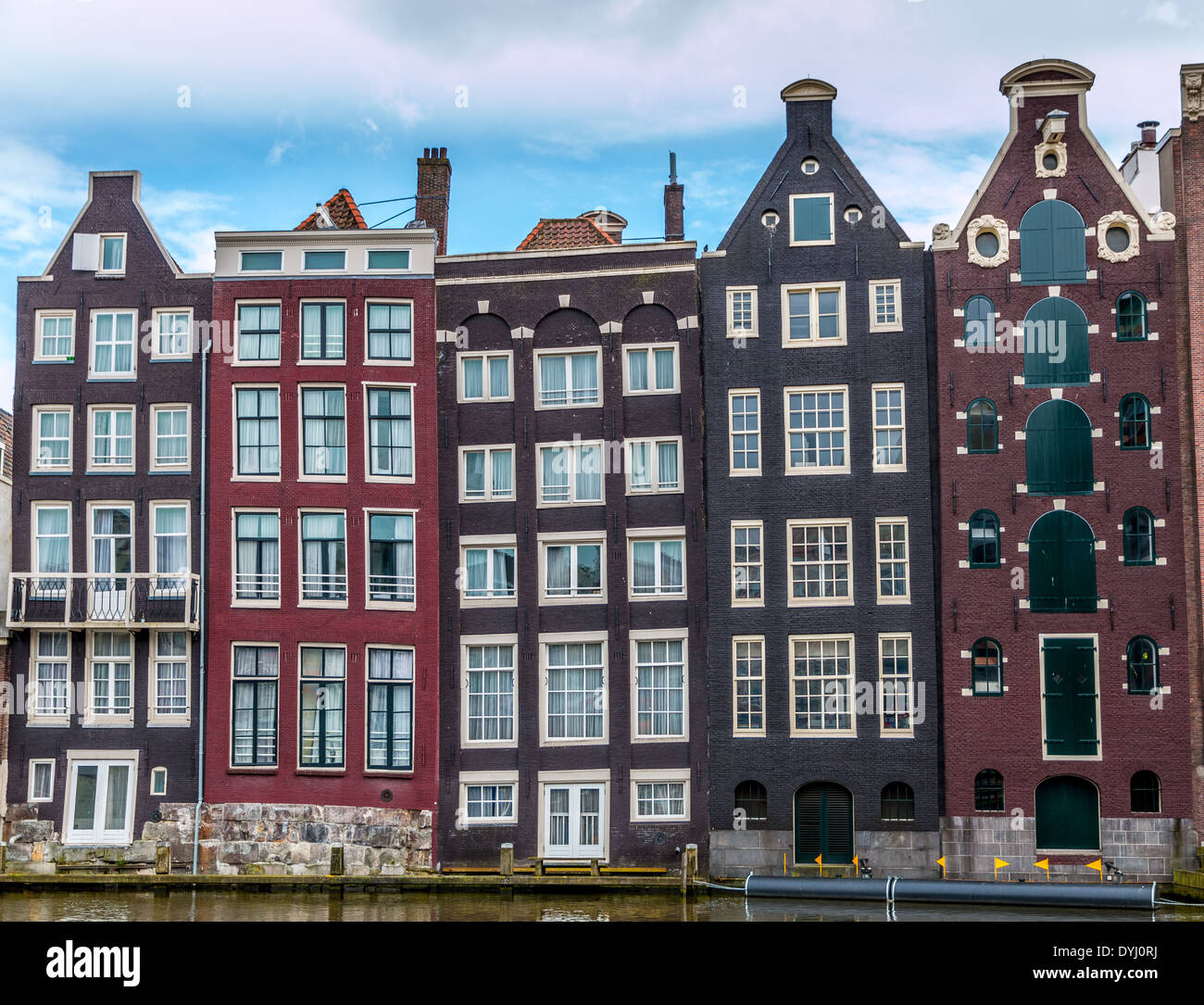 16 und 17 Jahrhundert Häuser entlang der Grachten in Amsterdam, Holland Stockfoto