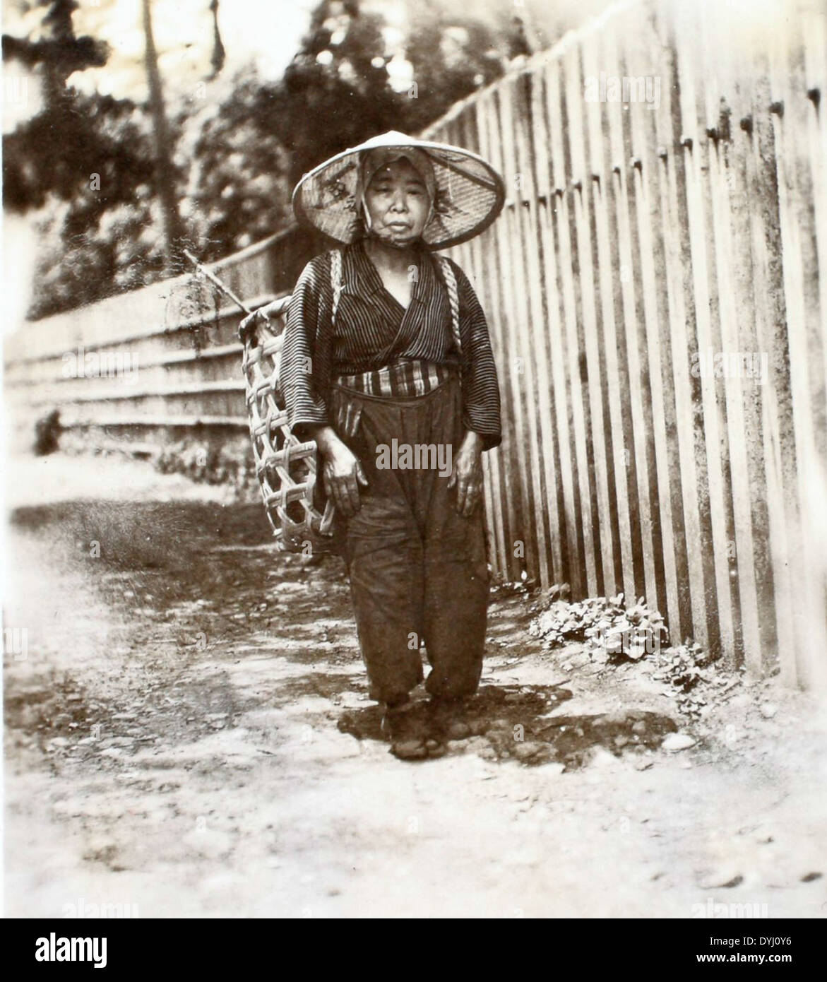 Dieses Foto aus der Charles Daniels Collection zeigt die Menschen in Honshu, Japan, während des Zweiten Weltkriegs. Daniels' Arbeit bietet eine Momentaufnahme des täglichen Lebens und der Auswirkungen des Krieges auf die Zivilbevölkerung in Japan. Stockfoto