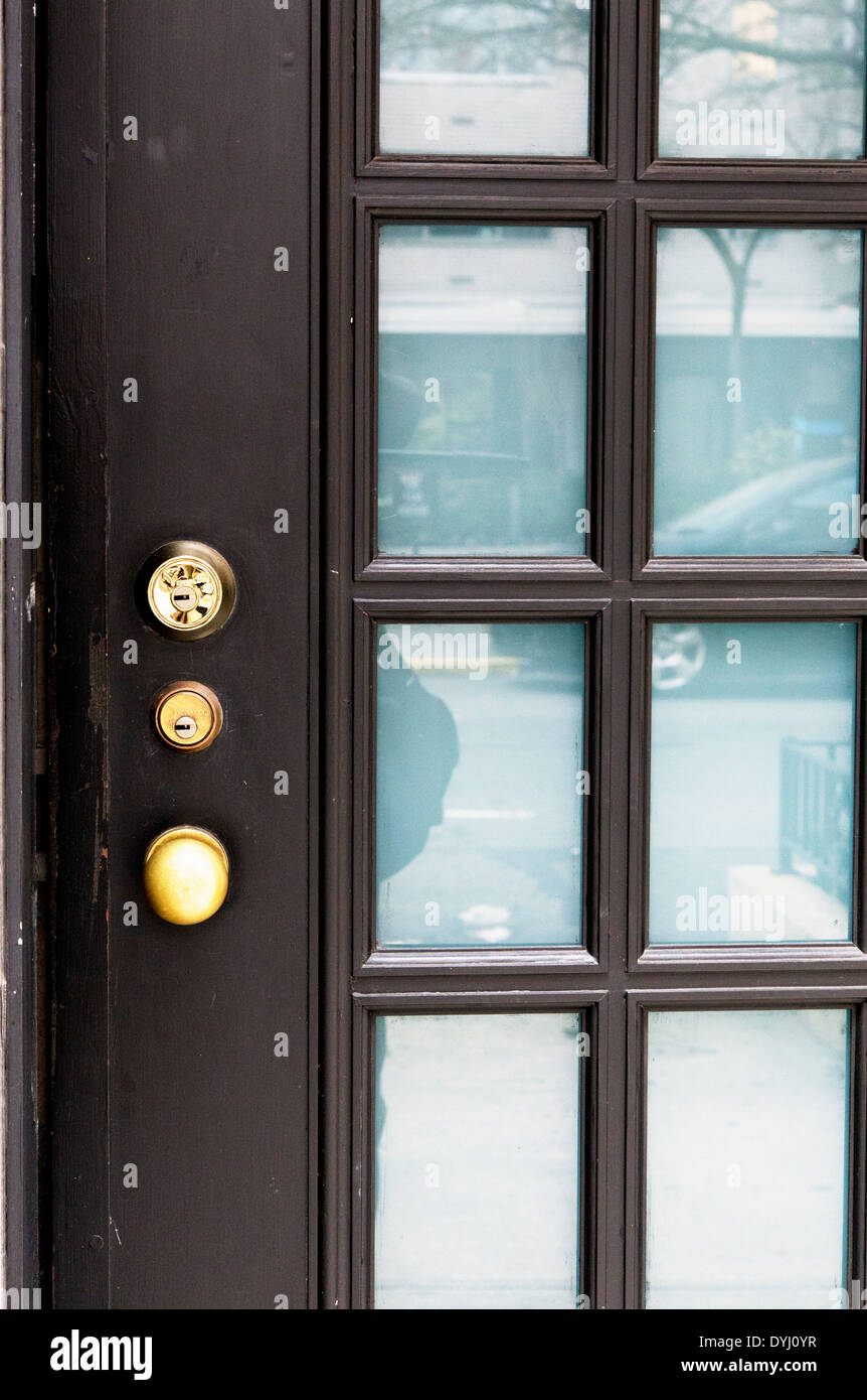 Schwarz lackiert Haustür Fram mit Glasscheiben und Reflexionen, Closed, zeigt wissen Tür und zwei Schlösser Stockfoto