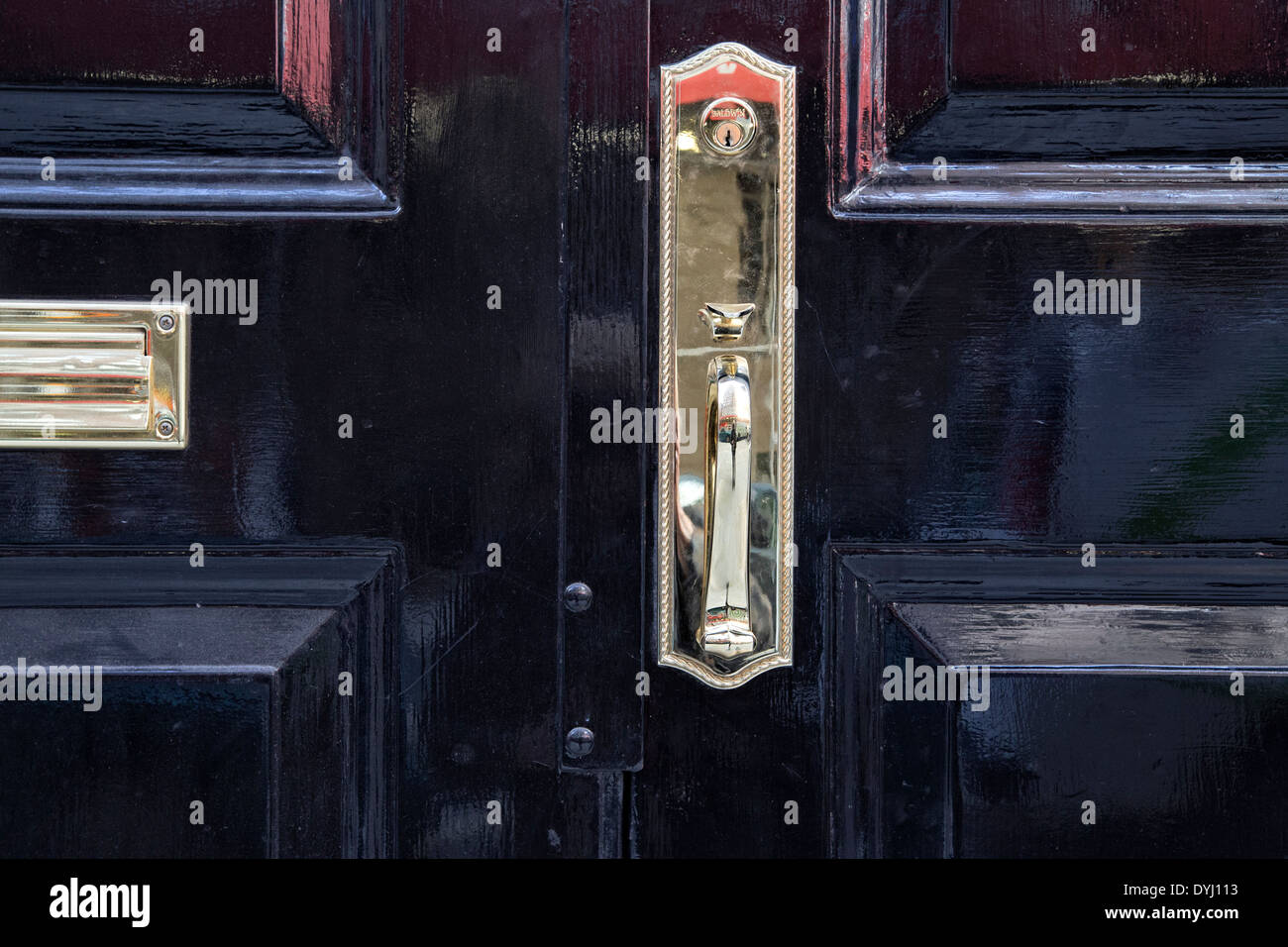 Glänzend schwarz lackierte Front Eintrag Doppeltür mit fein polierte Messing-Lock, Griff und Mailslot. Upper East Side, neu Stockfoto
