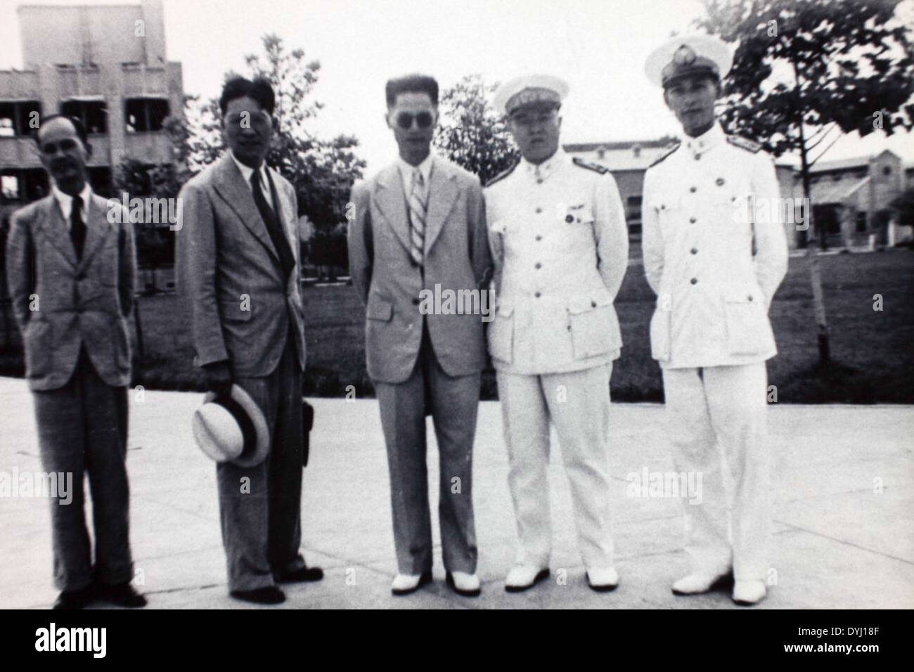 Dieses Foto zeigt eine Szene aus dem Zweiten Weltkrieg in China. Das Bild stellt wahrscheinlich eine militärische Aktion während des Zweiten Chinesischen Krieges dar, ein bedeutender Teil des Zweiten Weltkriegs, der mit Unterstützung der Alliierten gegen die japanische Aggression kämpfte. Stockfoto