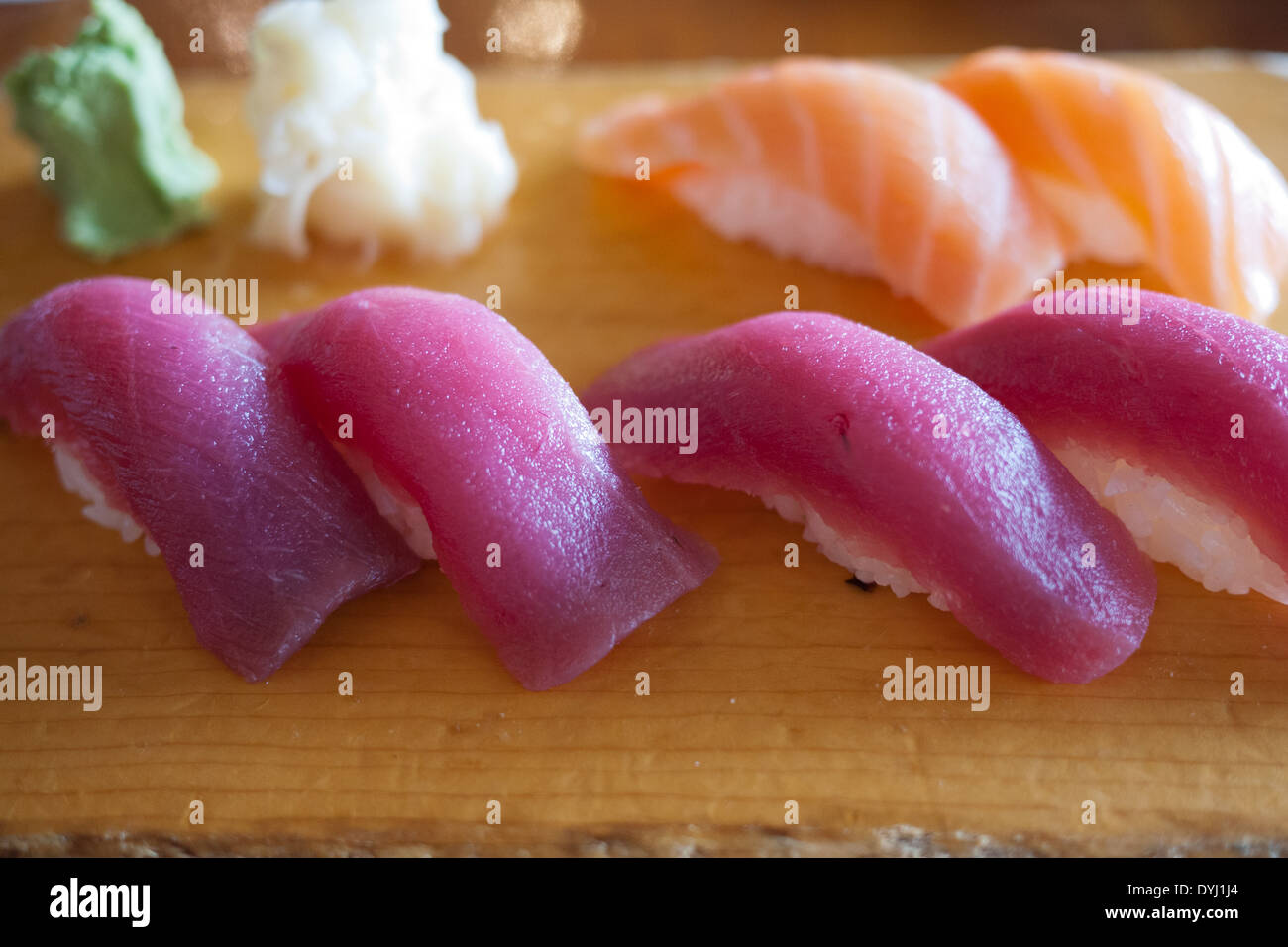 Roten Maguro (Thunfisch) Sushi und Sake (Lachs) Sushi auf ein Schneidbrett aus Holz. Stockfoto