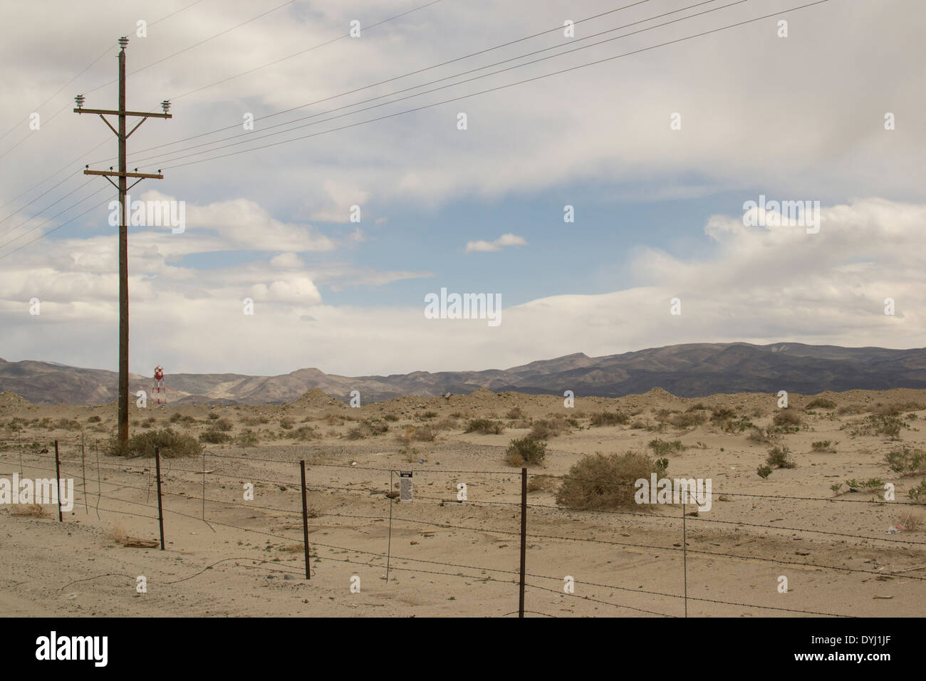Telefonleitungen und Stangen in der Wüste Navada. Stockfoto
