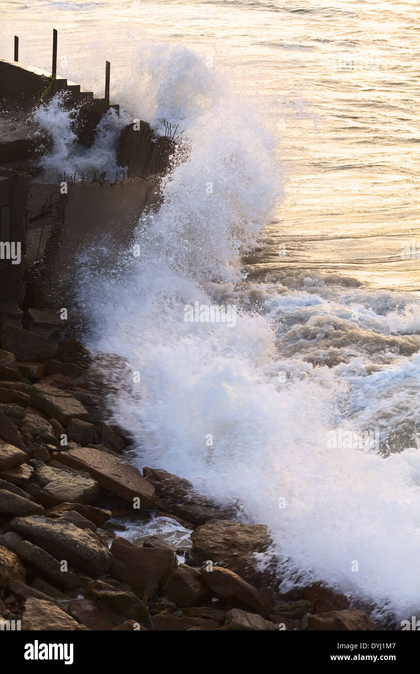Welle gegen Stahl Betonwand in Mancora, Peru Stockfoto
