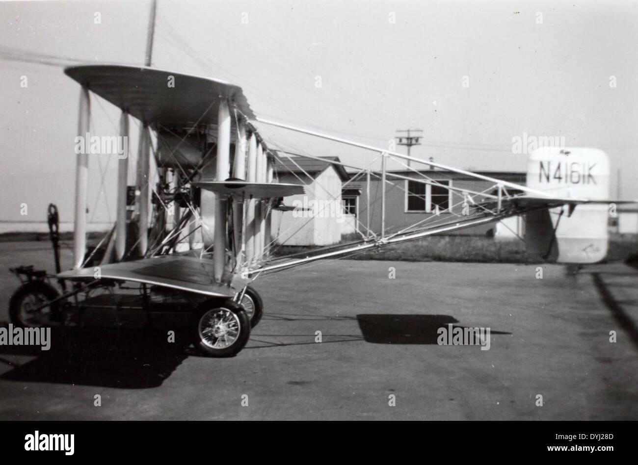 Bild aus Ray Fifes Album, das ein Curtiss-Flugzeug darstellt und Fifes Beiträge zur frühen Luftfahrt widerspiegelt. Stockfoto