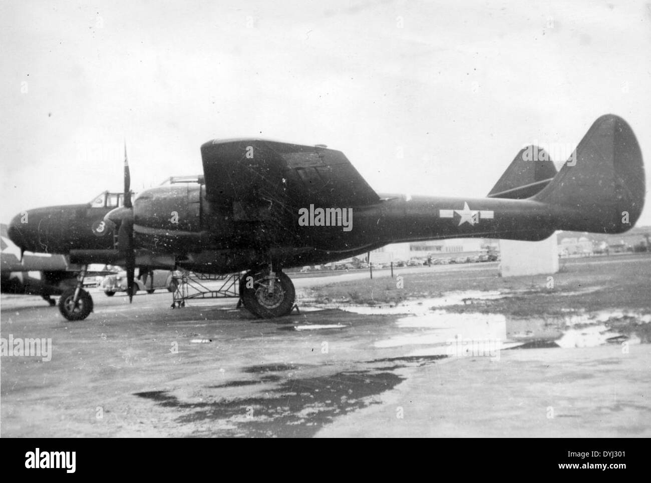 Die Northrop P-61C Black Widow, die 1946 auf der NAS San Diego gezeigt wurde, war ein Nachtflugzeug, das während des Zweiten Weltkriegs eingesetzt wurde. Sie war mit fortschrittlichem Radar ausgestattet und war eine zentrale Rolle bei US-Militäroperationen gegen nächtliche Bedrohungen. Stockfoto