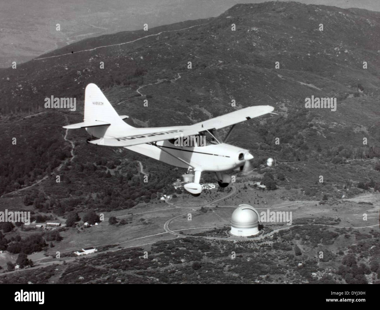 Die Stinson 108, registriert N6563K, ist ein Leichtflugzeug, das für seine Vielseitigkeit in privaten und kommerziellen Anwendungen bekannt ist. Das Modell ist bekannt für sein Hochflügeldesign und wurde für eine Vielzahl von Zwecken verwendet, darunter für die Luftfahrt und den Transport. Stockfoto