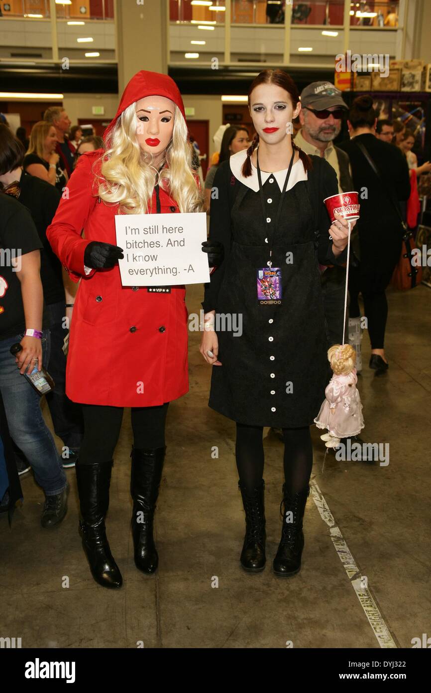 Salt Lake City, UT, USA. 18. April 2014. Fans gekleidet als der Mörder von "Pretty Little Liars, Mittwoch Addams aus"Addams Family"in die Teilnehmerliste für Salt Lake City Comic Con FanXperience 2014 - Fr, Salt Palace Convention Center, Salt Lake City, UT 18. April 2014. Bildnachweis: James Atoa/Everett Collection/Alamy Live-Nachrichten Stockfoto