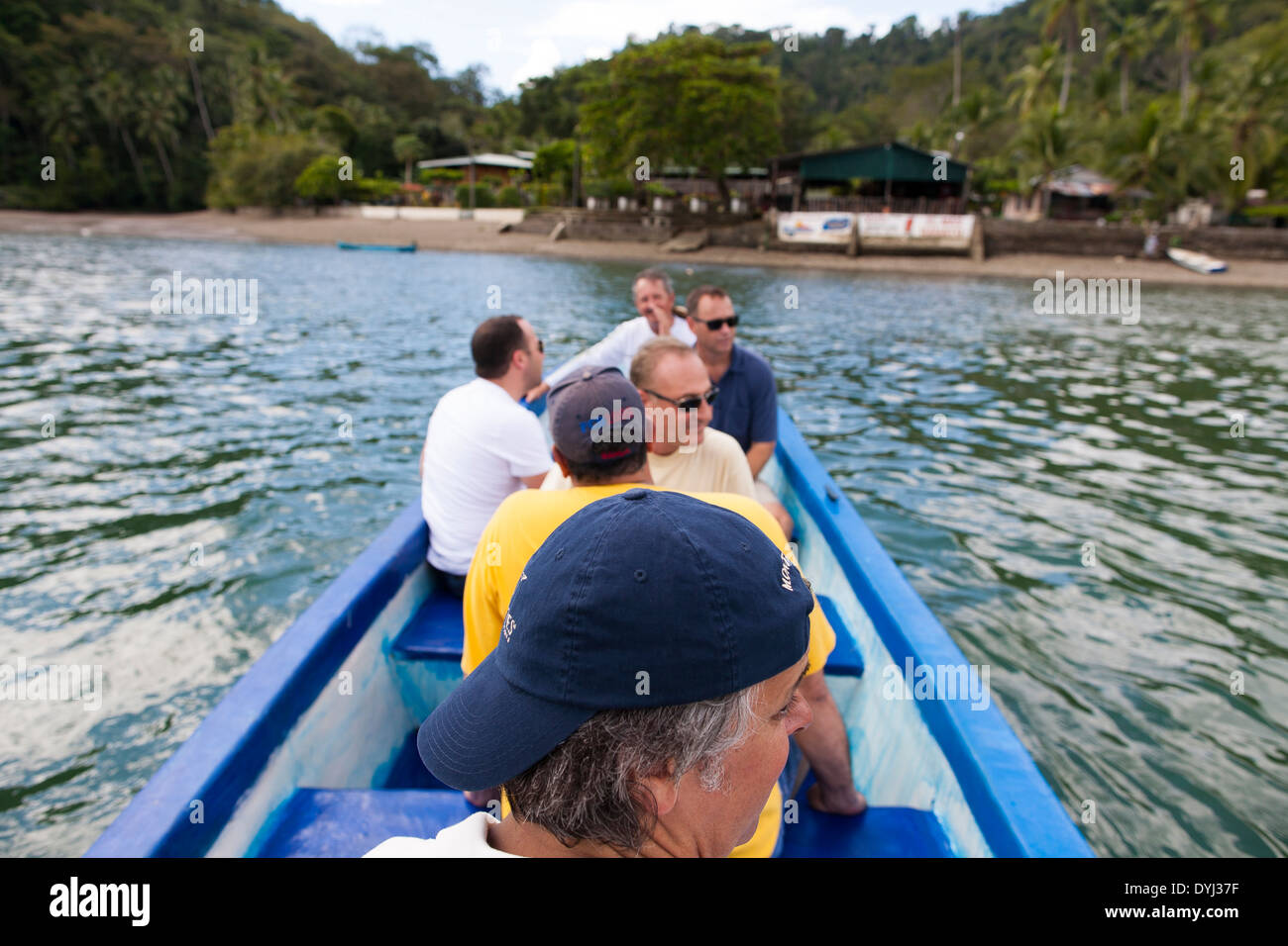 Touristen in ein kleines Boot, Panga oder Start gehen an Land frische ihren bei einem Mittagessen einen lokalen Restaurant Golfito, Costa Rica Essen Stockfoto